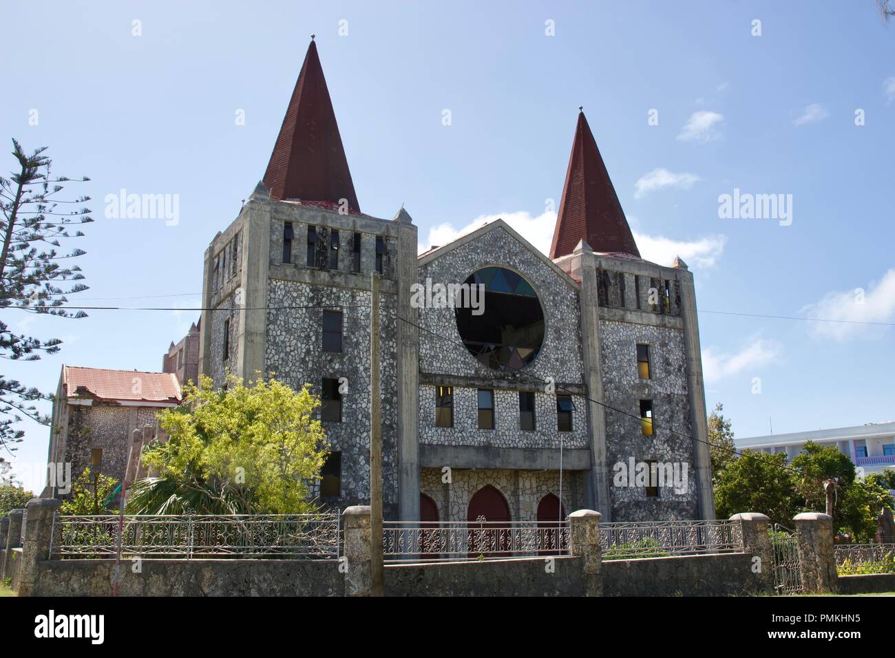 Chiesa libera di Tonga è stata danneggiata con finestre rotte e chiusa dal ciclone Gita nel febbraio 2018 su Tongatapu, Regno di Tonga Foto Stock