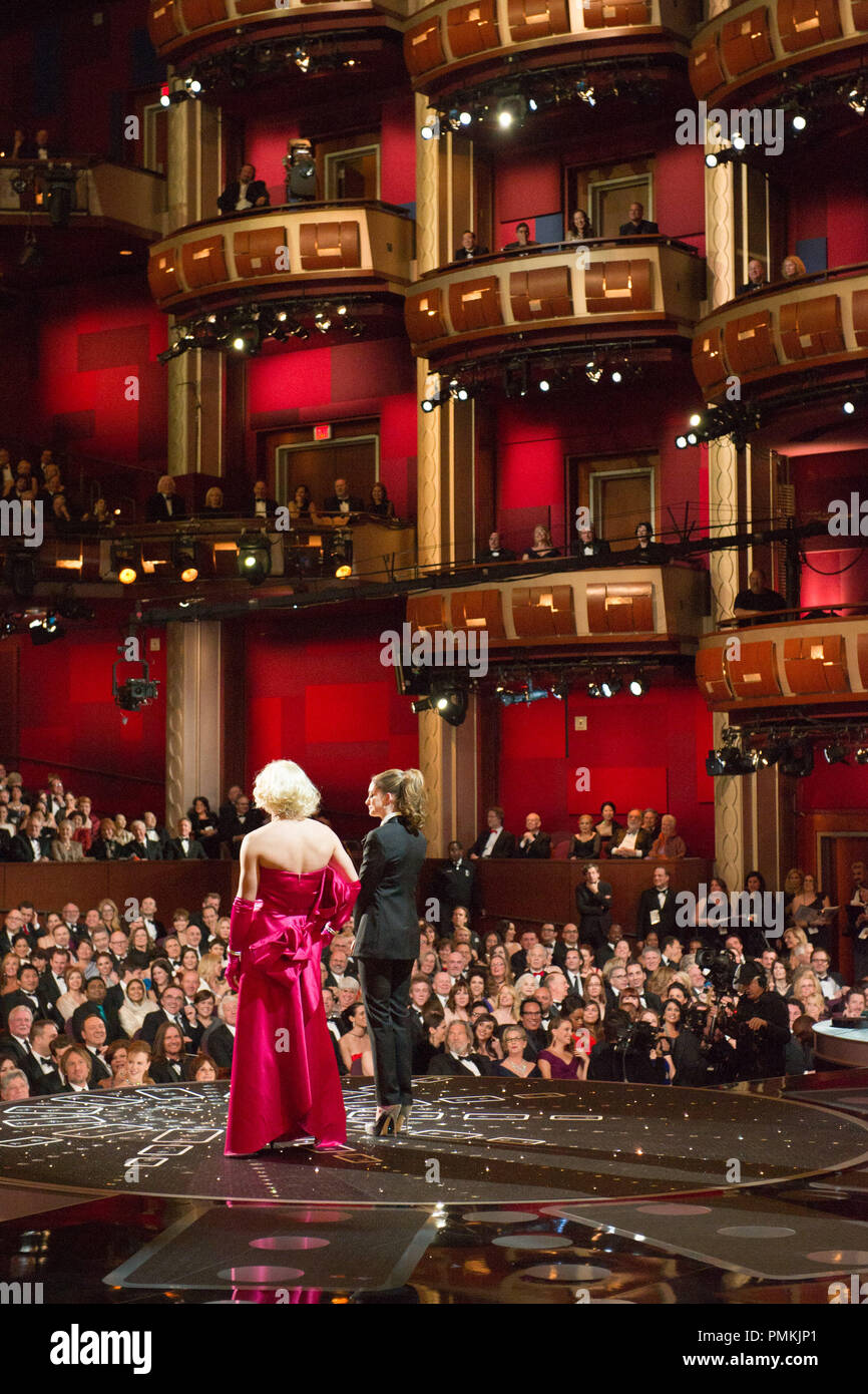 James Franco e Anne Hathaway sul palco durante il live ABC Television Network broadcast dell'ottantatreesimo annuale di Academy Awards dal Kodak Theatre di Hollywood, CA domenica 27 febbraio, 2011. Riferimento al file # 30871 435 per solo uso editoriale - Tutti i diritti riservati Foto Stock