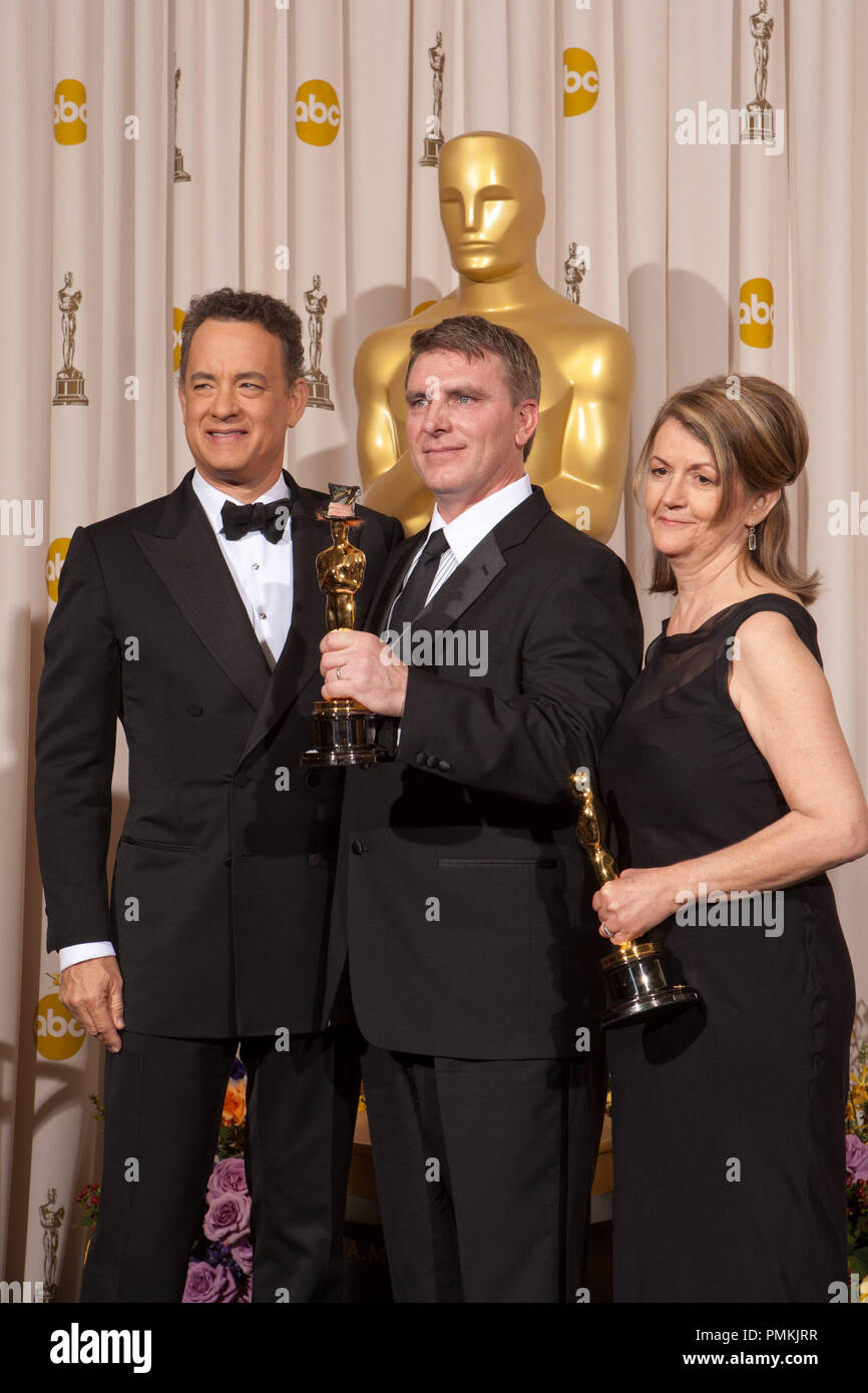 Oscar art director, Robert Stromberg per la produzione Design:, e Karen O'Hara per impostare decorazione, vincitore per il conseguimento di una Direzione Artistica per lavoro su "Alice nel Paese delle Meraviglie", pongono dietro le quinte per il supporto con il presentatore, Tom Hanks, durante la 83annuale di Academy Awards trasmesso dalla televisione ABC Rete dal Kodak Theatre di Hollywood, CA domenica 27 febbraio, 2011. Riferimento al file # 30871 464 per solo uso editoriale - Tutti i diritti riservati Foto Stock