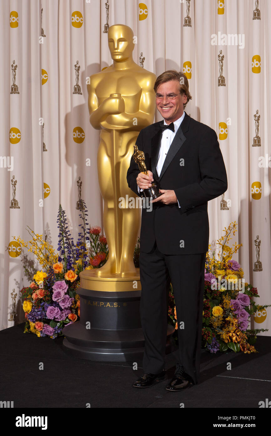 Dopo aver vinto l'Oscar per la sceneggiatura adattata per lavorare su "Rete sociale", Aaron Sorkin pone dietro le quinte per i media durante il live ABC Televison Network broadcast dell'ottantatreesimo annuale di Academy Awards dal Kodak Theatre di Hollywood, CA domenica 27 febbraio, 2011. Riferimento al file # 30871_467 per solo uso editoriale - Tutti i diritti riservati Foto Stock