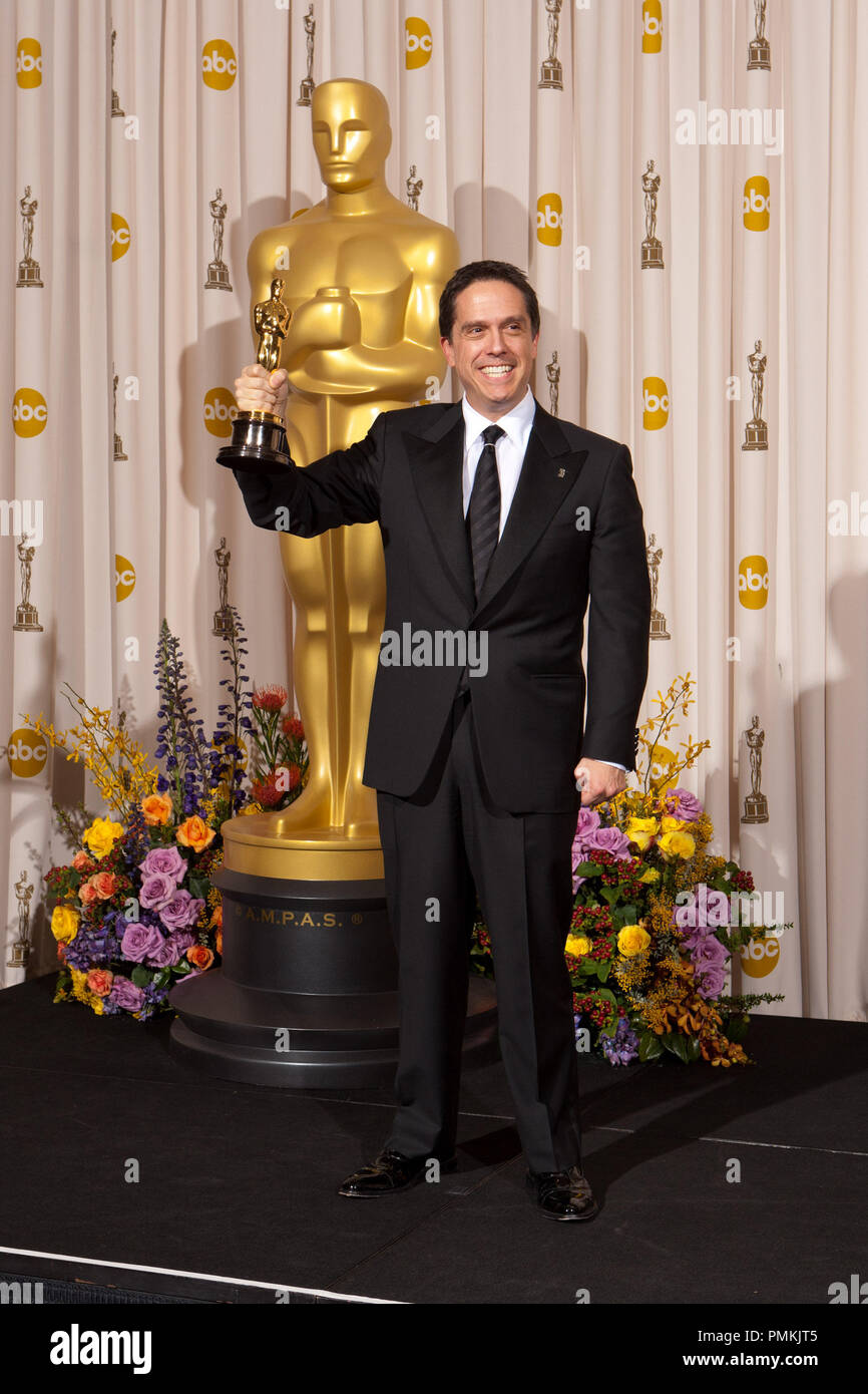 Oscar-produttore vincitore Lee Unkrich, vincitore del premio miglior lungometraggio animato dell'anno per lavoro su "Toy Story 3', pone dietro le quinte per i media durante il live ABC Television Network broadcast dell'ottantatreesimo annuale di Academy Awards dal Kodak Theatre di Hollywood, CA domenica 27 febbraio, 2011. Riferimento al file # 30871 469 per solo uso editoriale - Tutti i diritti riservati Foto Stock