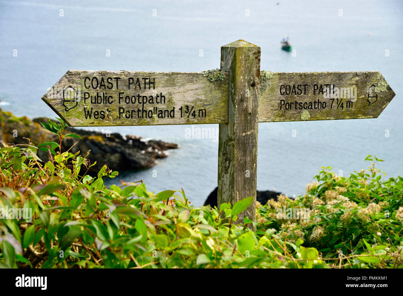 Sentiero costiero indicazioni del cartello in legno al di fuori del villaggio della Cornovaglia di Portloe sulla penisola di Roseland, Cornwall, South West England, Regno Unito Foto Stock