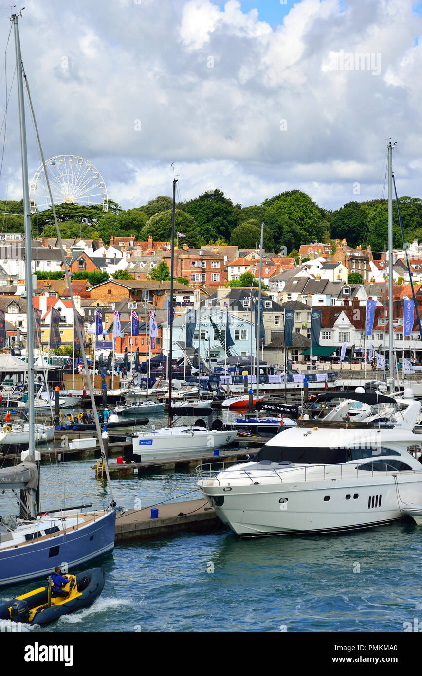 Barche ormeggiate in un porto turistico con vista della città di Cowes in background durante il Lendy Cowes Week regata a vela (2018), Cowes, Isle of Wight, Regno Unito Foto Stock