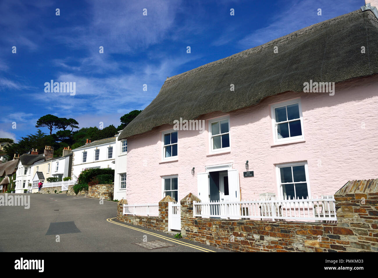 Rosa grazioso cottage con il tetto di paglia nel borgo marinaro di St Mawes sulla penisola di Roseland sul Cornish Coast vicino a Colchester, Inghilterra, Regno Unito. Foto Stock