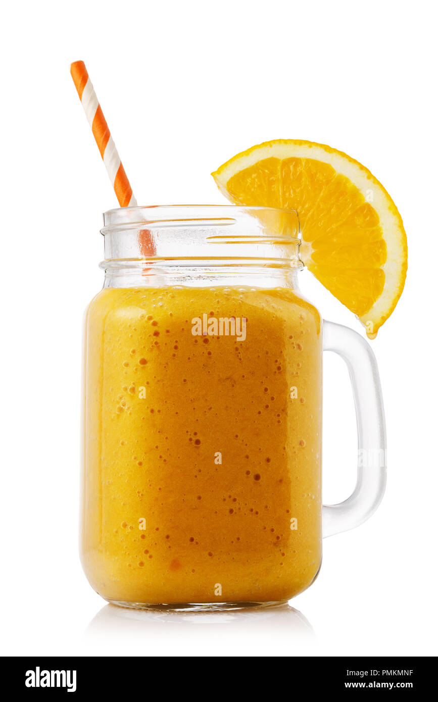 Smoothies fatti da arance mature in un vasetto di vetro. Cibo isolati su sfondo bianco Foto Stock