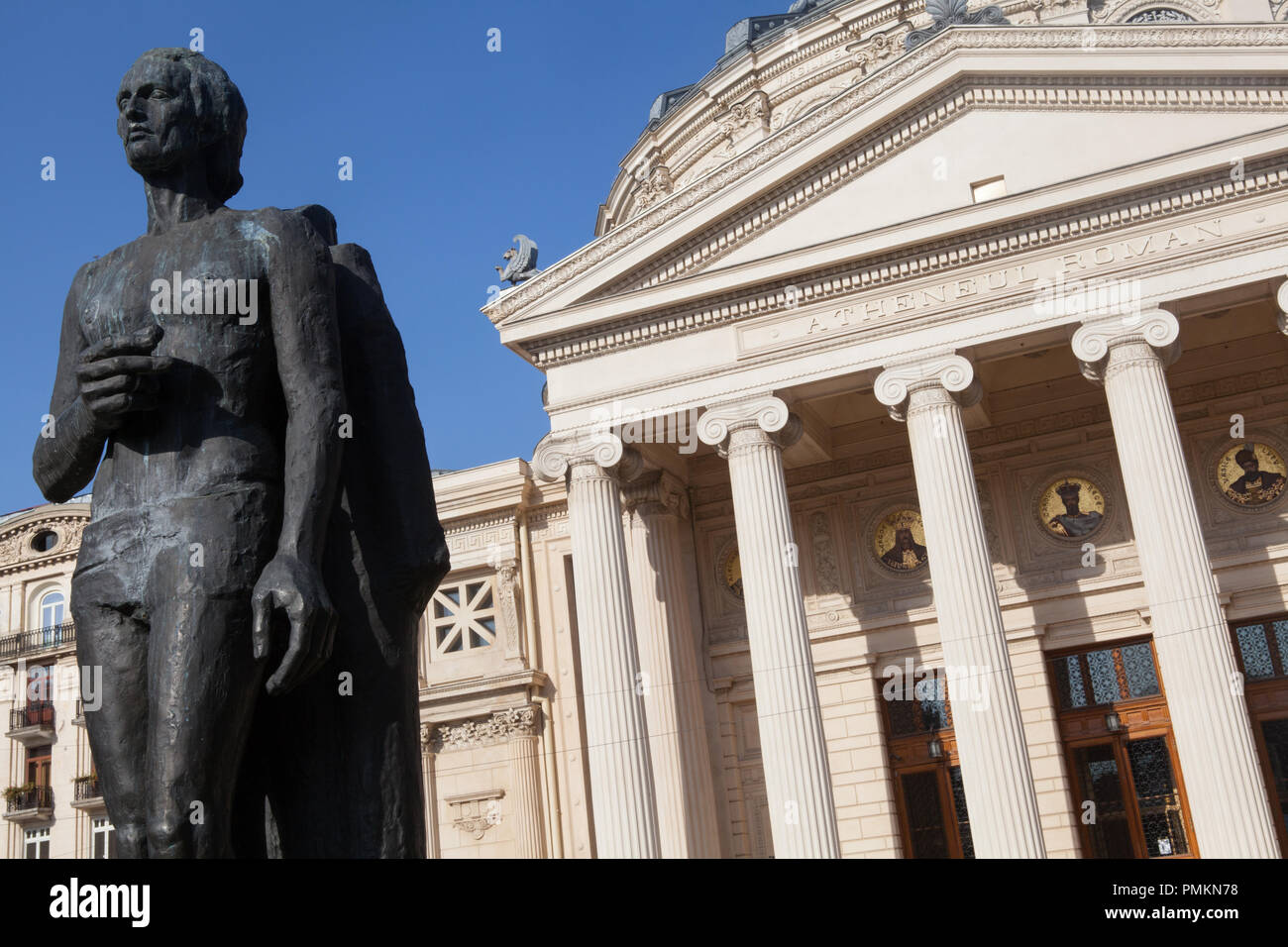 Statua del poeta Mihai Eminescu davanti l'ateneo rumeno (Concert Hall) a Bucarest Foto Stock