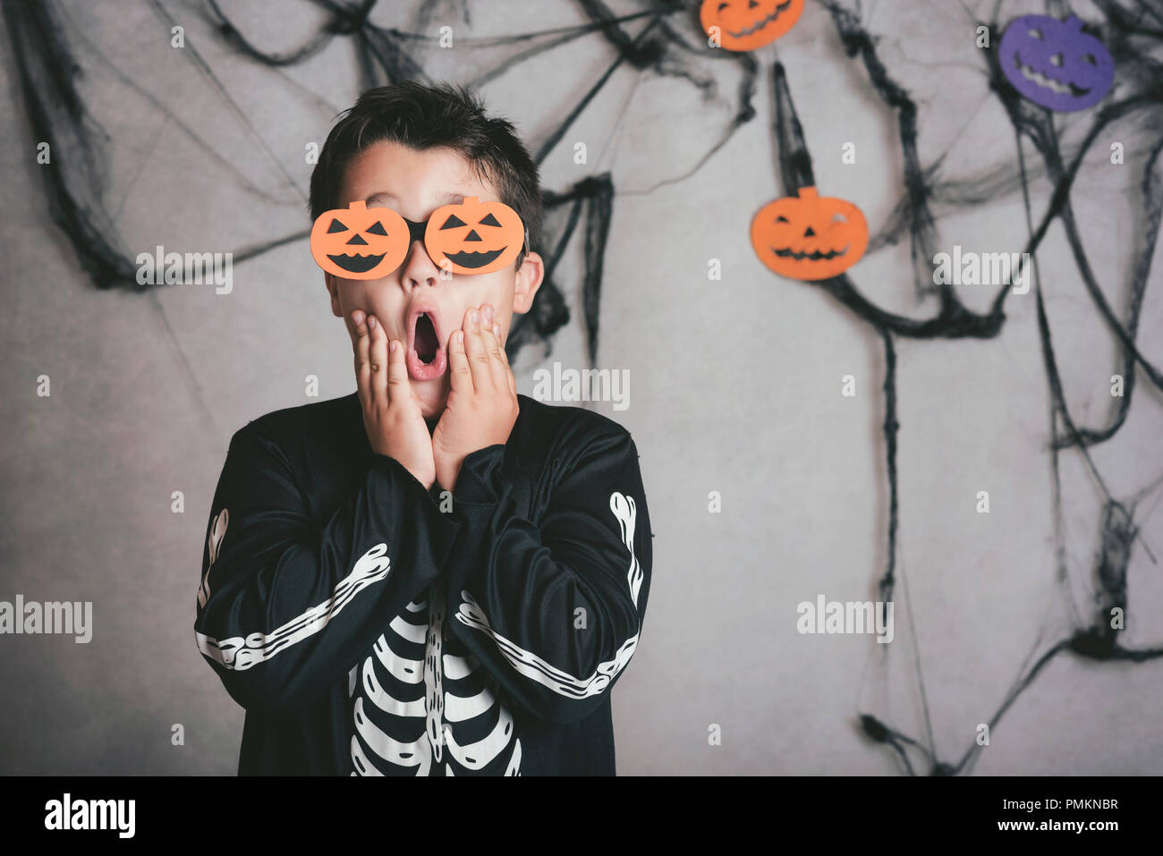 Ragazzo in costume di scheletro a festa di Halloween Foto Stock