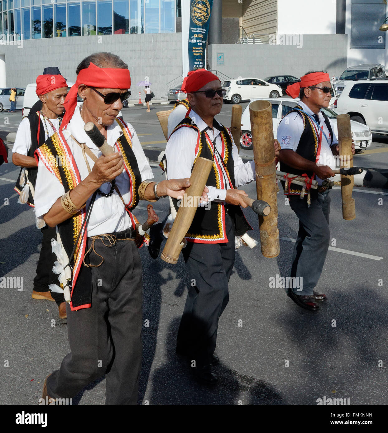 I musicisti suonano tradizionali strumenti nativi rendendo nel Gawai parade, Kuching, Sarawak, Borneo Foto Stock