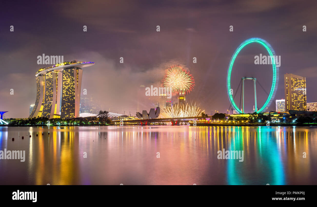 Nuovo anno fuochi d'artificio al di sopra di Marina Bay a Singapore Foto Stock
