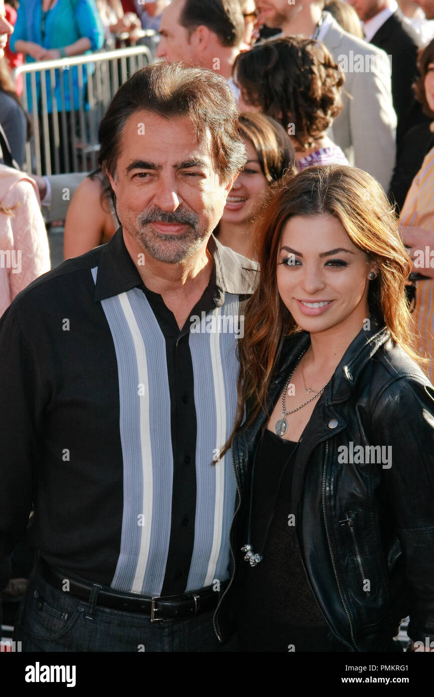 Joe Mantegna e la figlia Gia alla prima Mondiale di Disney Pixar "Cars 2'. Gli arrivi presso l'El Capitan theater a Hollywood, CA, 18 giugno 2011. Foto di Joe Martinez / PictureLux Foto Stock