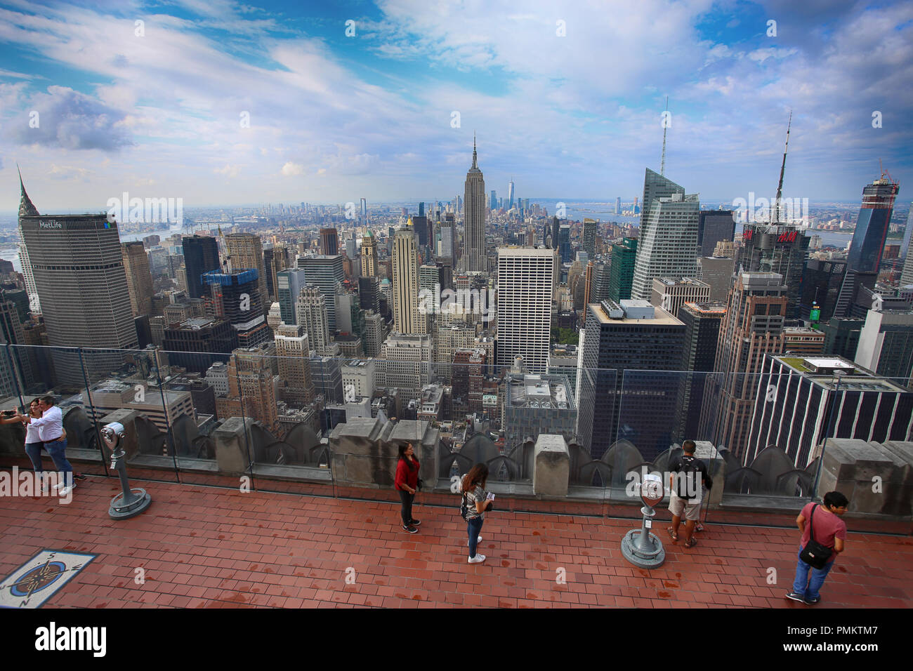 New York, Stati Uniti d'America - Agosto 23, 2018: vista dell'Empire State Building e la parte inferiore di Manhattan con persone tourist dalla sommità della roccia, Rockefeller Cente Foto Stock
