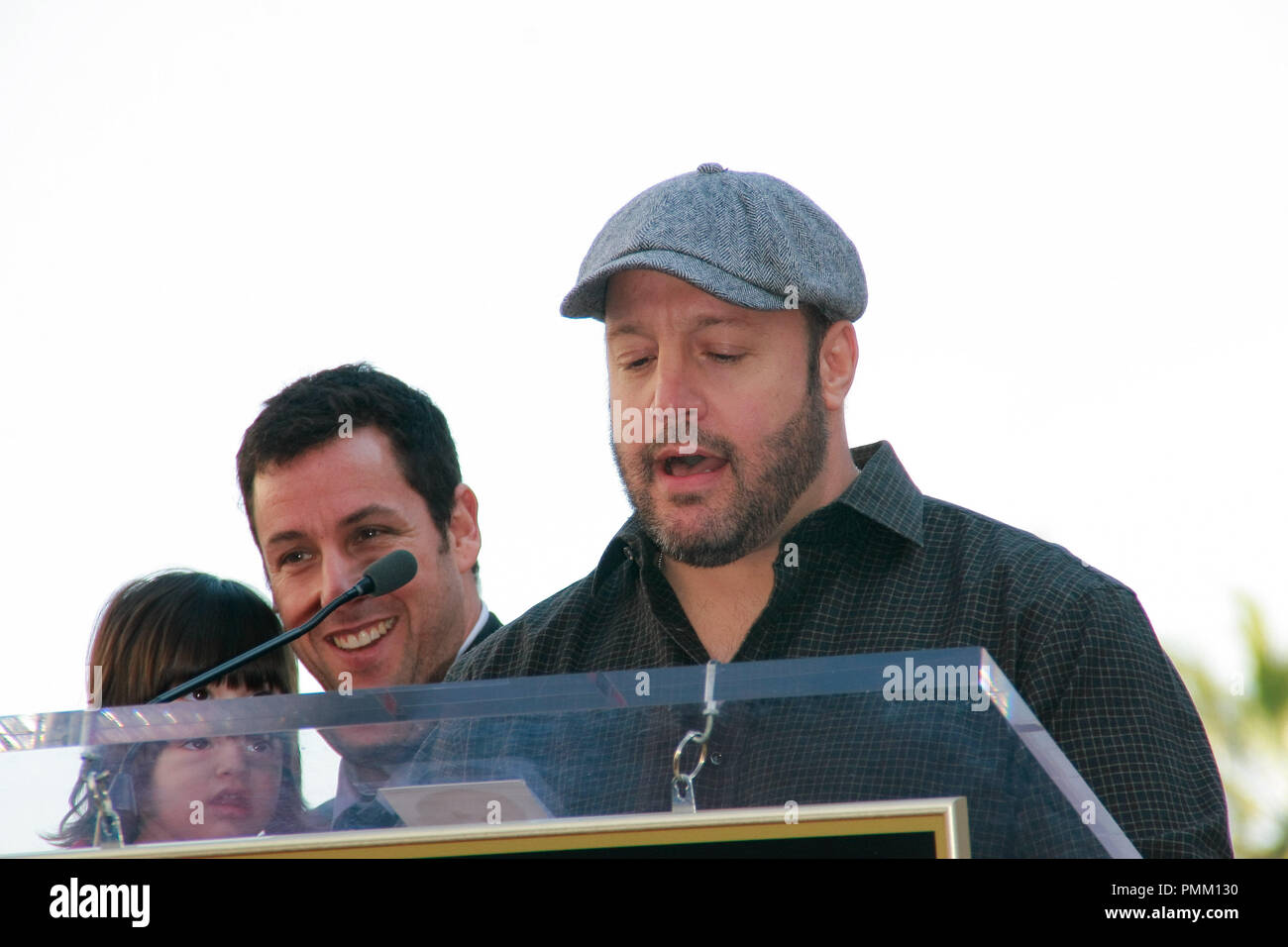 Kevin James all'Hollywood Camera di Commercio cerimonia in onore di Adam Sandler con una stella sulla Hollywood Walk of Fame in Hollywood, CA, 1 Febbraio 2011 Foto di Joe Martinez / PictureLux Foto Stock