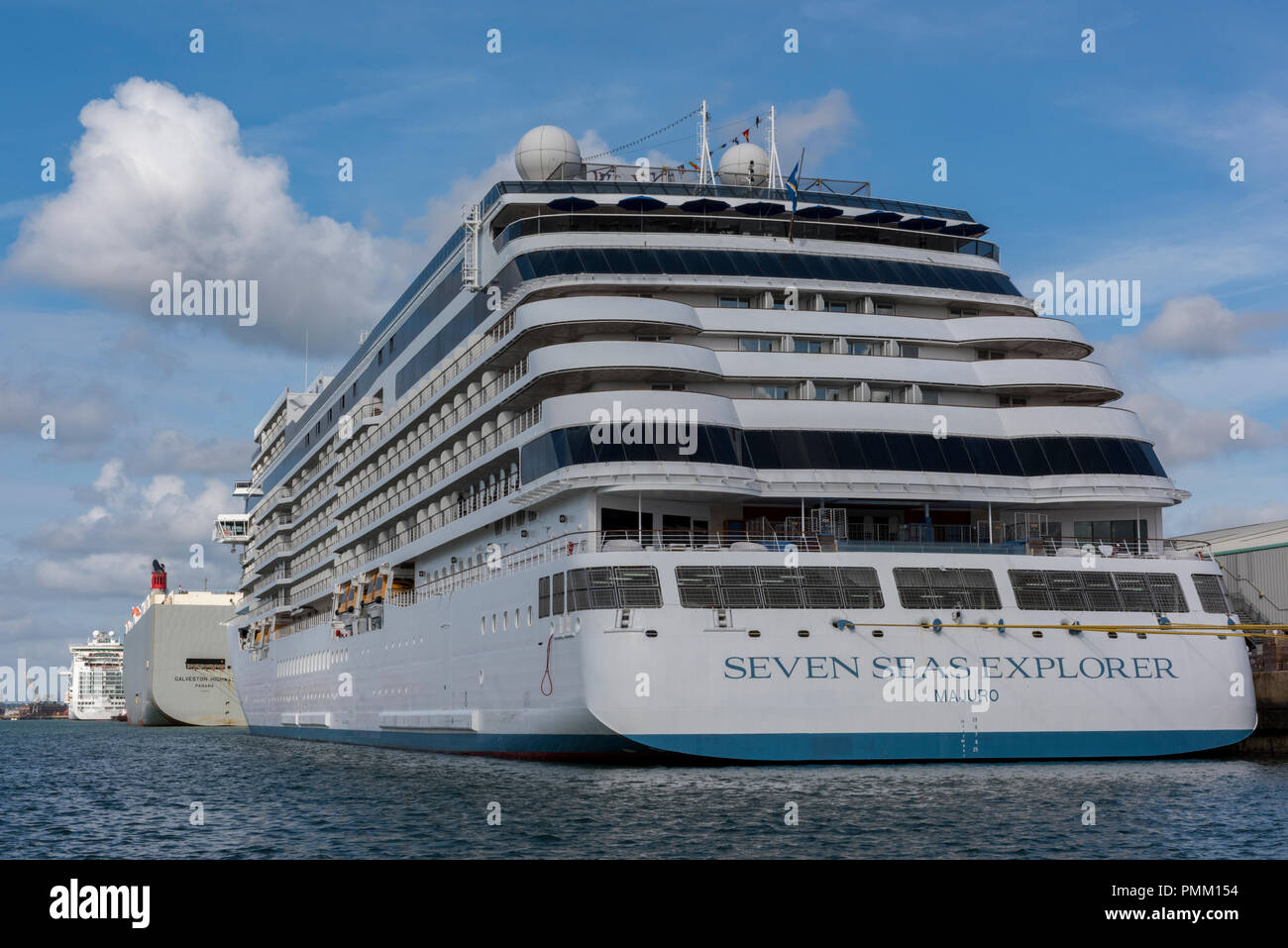 Il Regent crociera o nave Seven Seas Explorer accanto a Southampton dock, Porto di Southampton, Regno Unito. Foto Stock