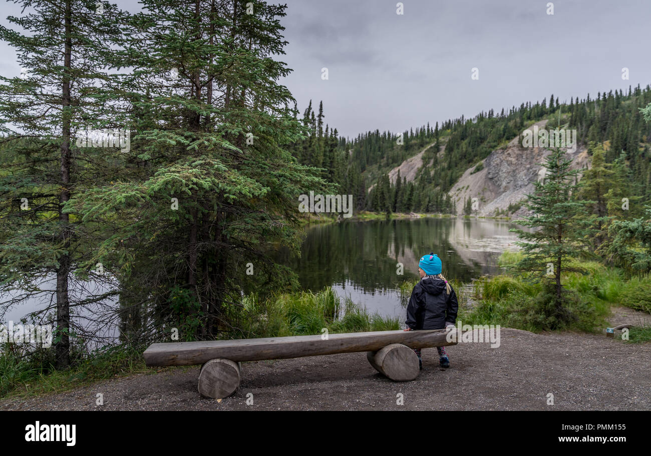 Ragazza in appoggio di fronte al lago a ferro di cavallo Foto Stock