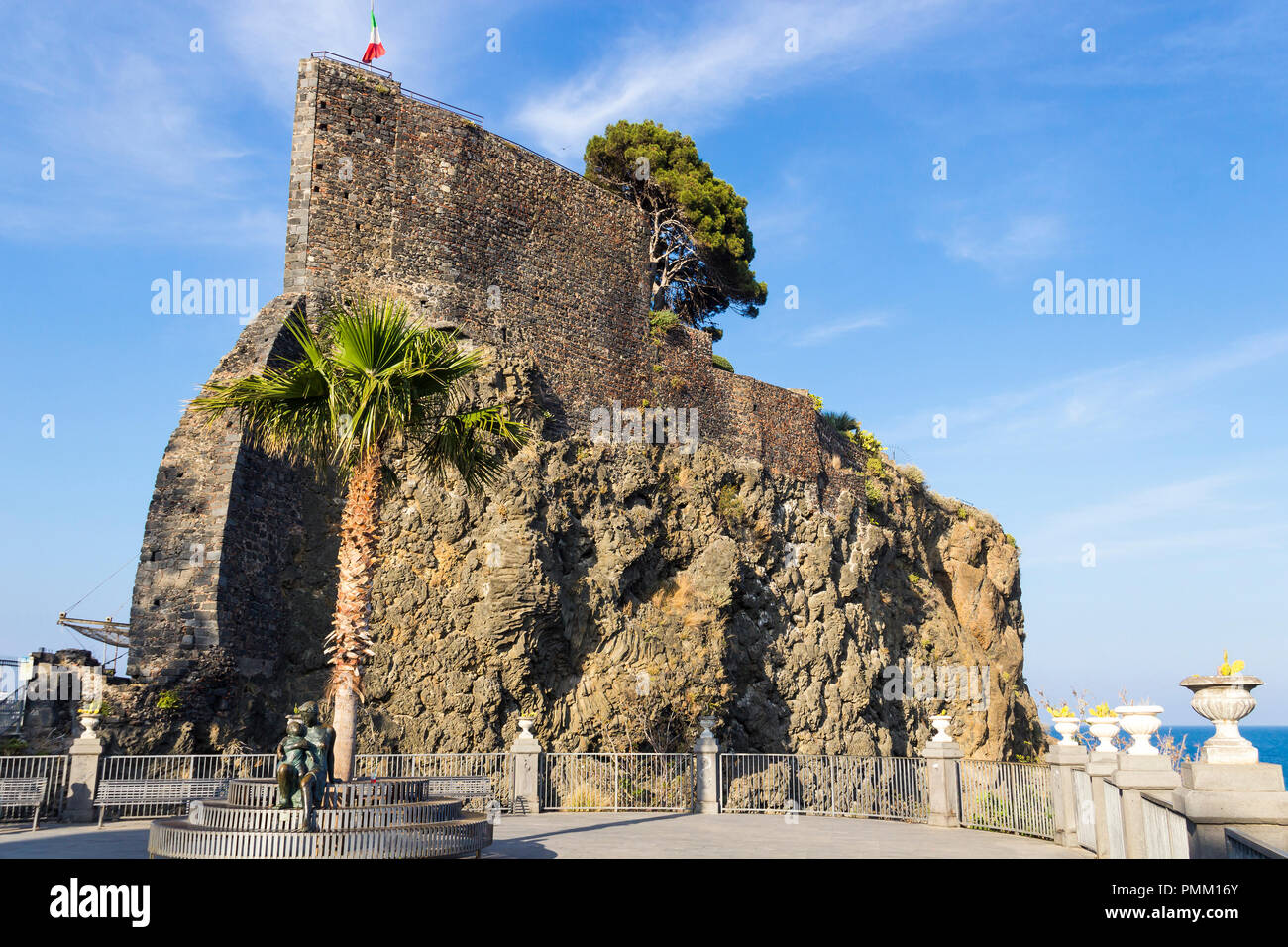 Le antiche mura del Castello Normanno sulla roccia di Aci Castello, Catania, Sicilia, Italia Foto Stock