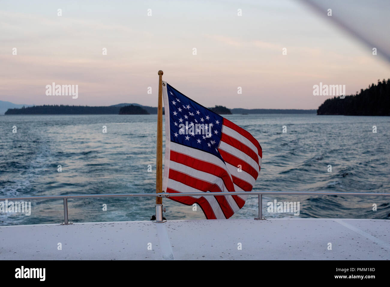 Bandiera americana sul retro di una imbarcazione, le Isole San Juan, Washington, Stati Uniti Foto Stock