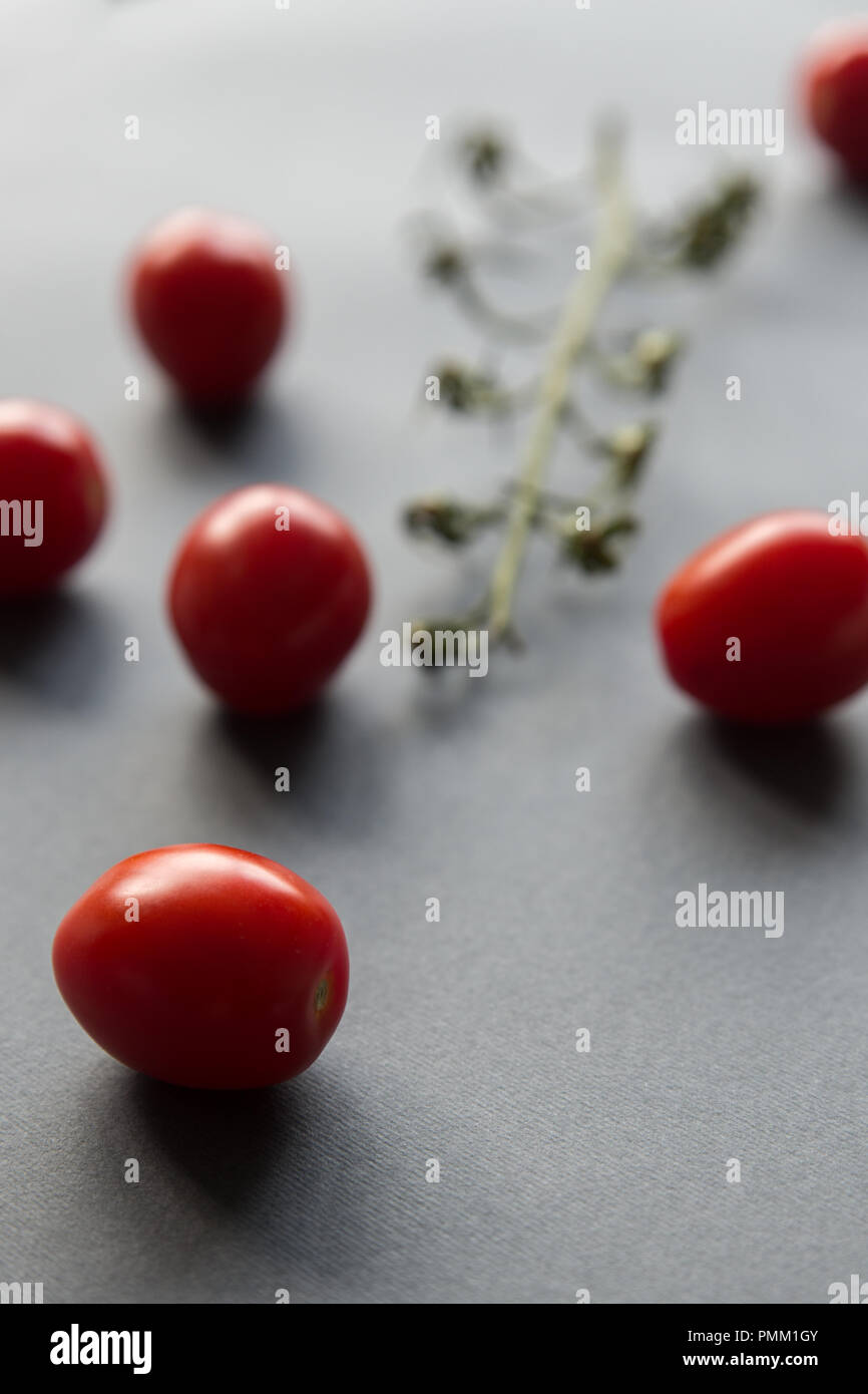 Close-up di pomodori ciliegia e un vitigno Foto Stock