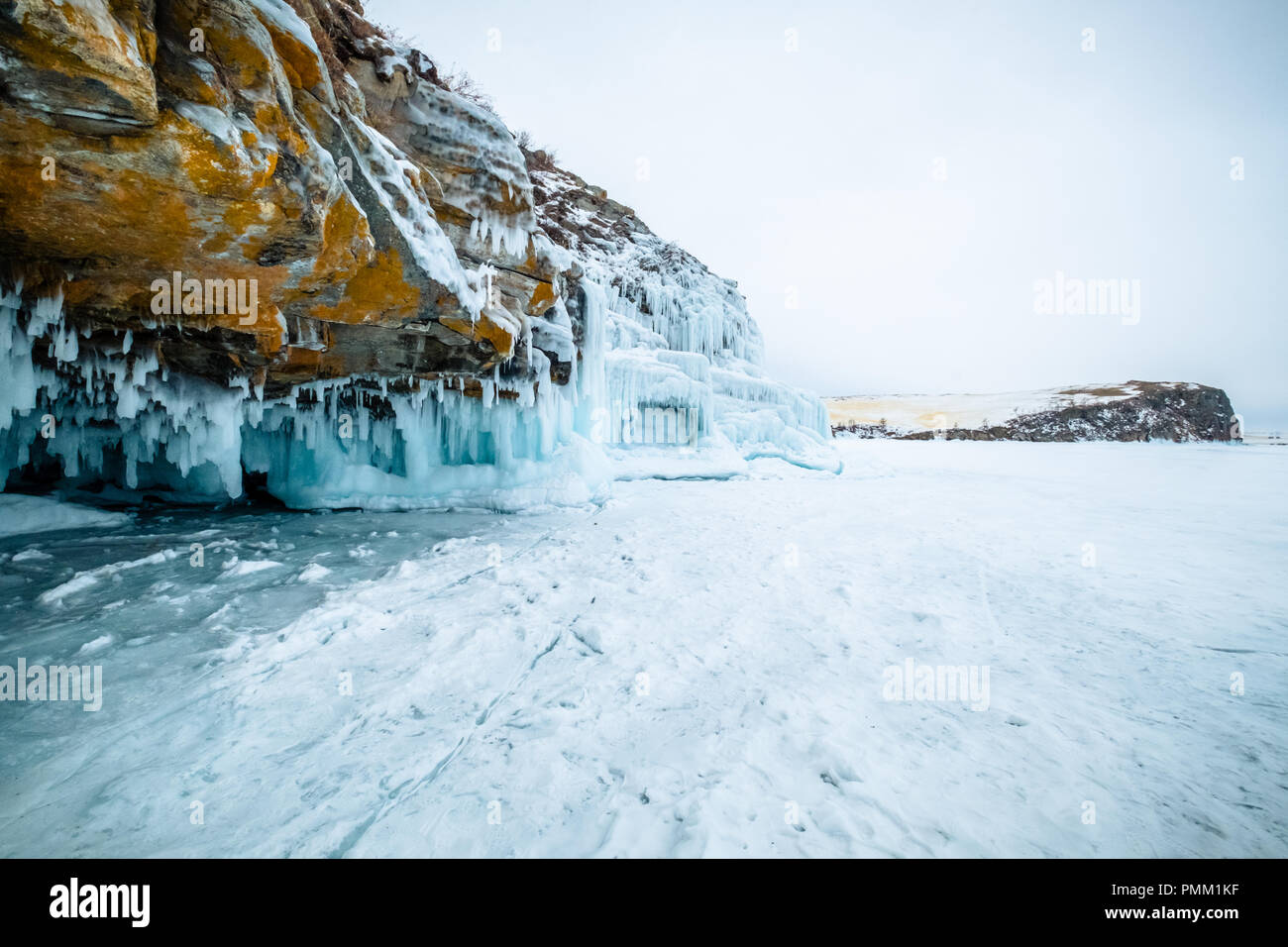Congelati in una caverna nel paesaggio rurale, Siberia, Russia Foto Stock