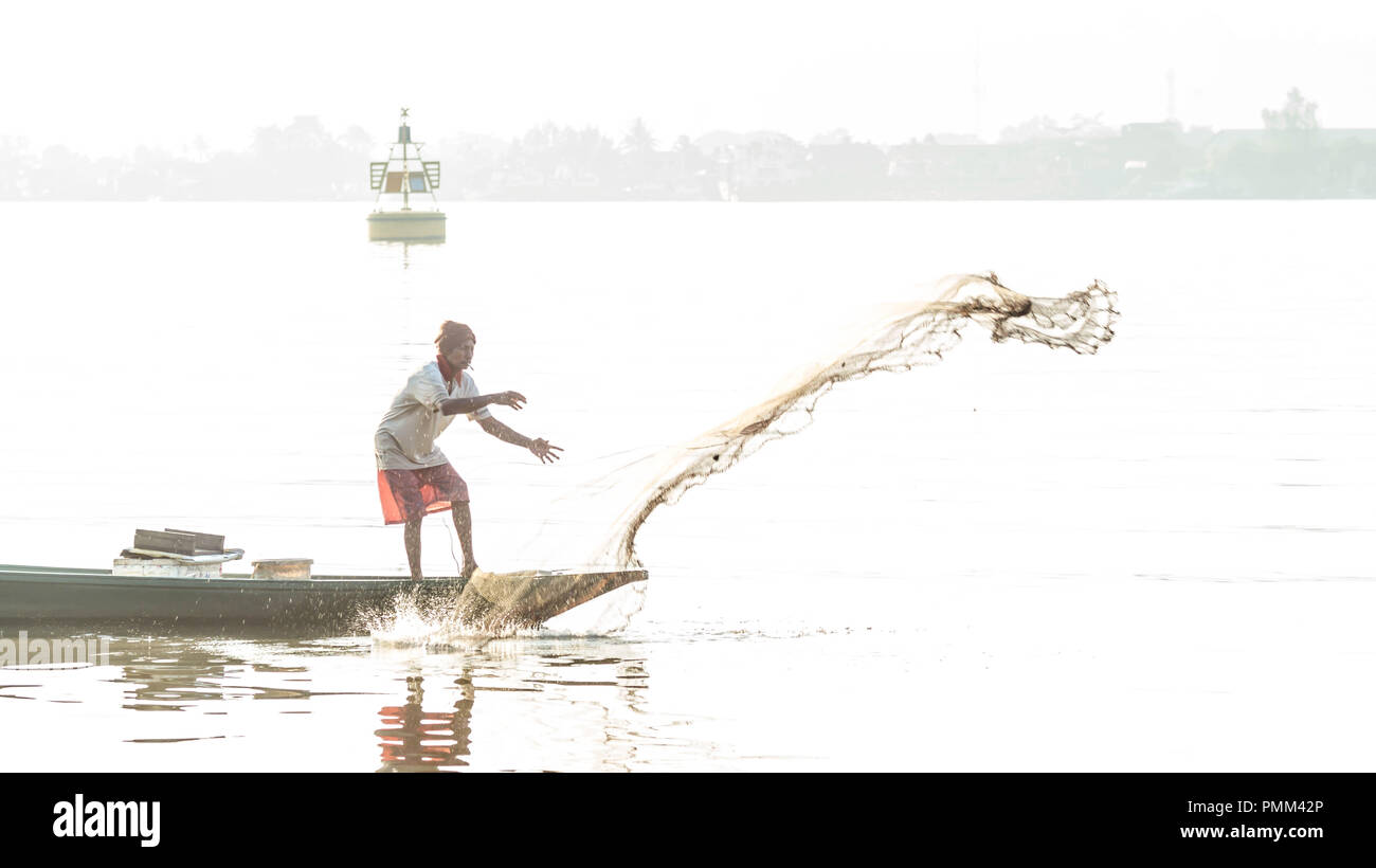 Samarinda / Indonesia - 8/19/2018 : pescatore tradizionale nel fiume Mahakam, Samarinda, Indonesia, la cattura del pesce con net al mattino Foto Stock