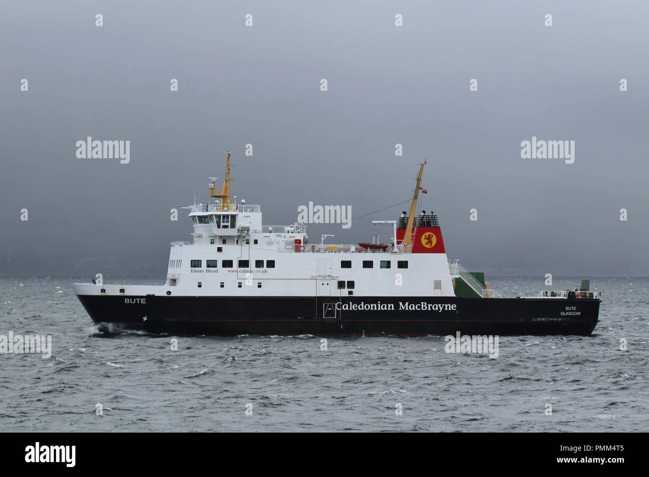 MV Bute, un traghetto passeggeri gestiti da Caledonian MacBrayne sul Firth of Clyde, passando la città costiera di Gourock in Inverclyde.. Foto Stock