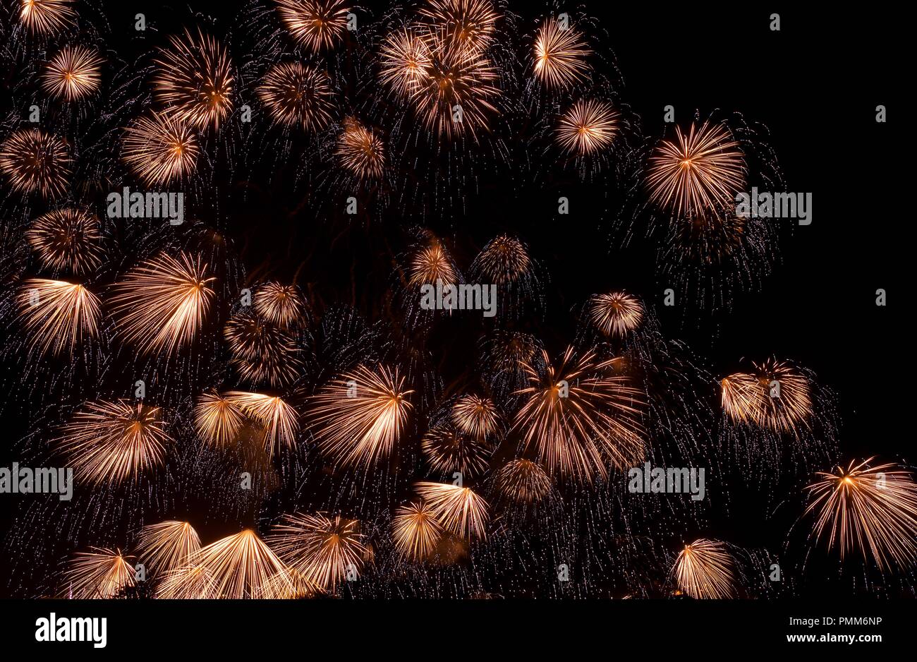 Fuochi d'artificio che esplodono nel cielo, Malta Foto Stock