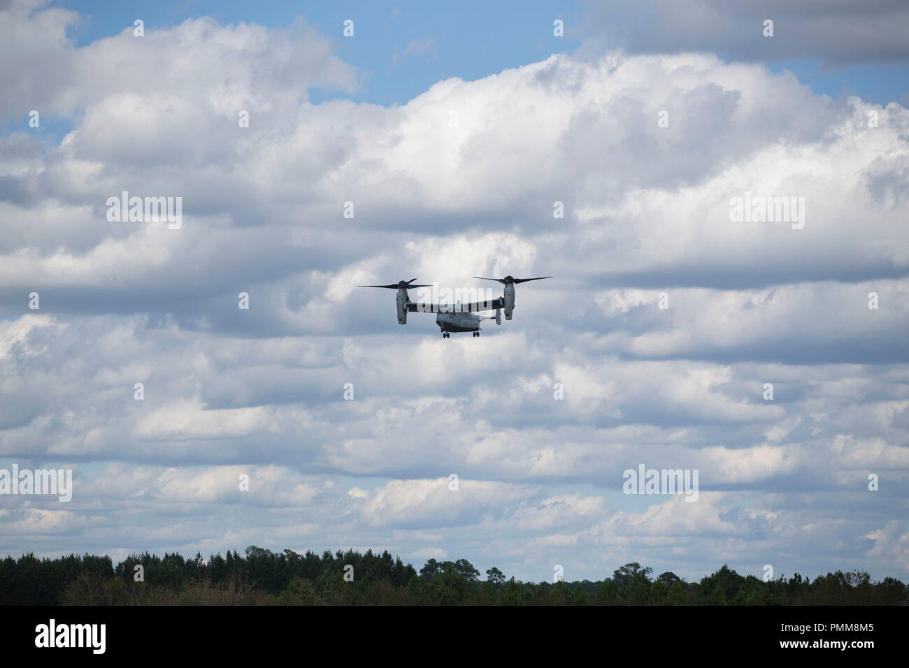 Una V-22 Osprey con mezzo marino Tiltrotor Training Squadron 204, vola in per atterrare sulla pista dopo un uragano in Marine Corps Air Station New River, N.C., Sett. 18, 2018. L'uragano Florence impattato Marine Corps base Camp Lejeune e MCAS New River con periodi di venti forti piogge pesanti, le inondazioni delle zone urbane e bassa zone pianeggianti, flash inondazioni costiere e le mareggiate. (U.S. Marine Corps photo by Lance Cpl. Damaris Arias) Foto Stock