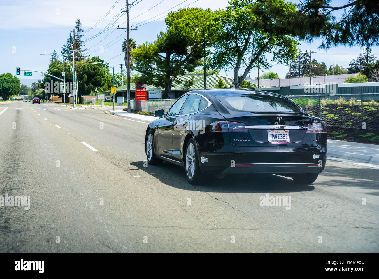 Aprile 22, 2018 Santa Clara / CA / STATI UNITI D'AMERICA - Nero Tesla Model S la guida su una strada in Silicon Valley Foto Stock