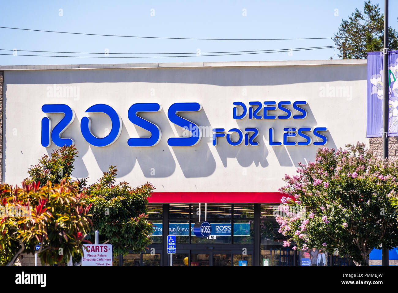 Agosto 6, 2018 Mountain View / CA / STATI UNITI D'AMERICA - l'esterno di uno dei Ross abito per meno i negozi situati nella parte sud di San Francisco Bay Area Foto Stock