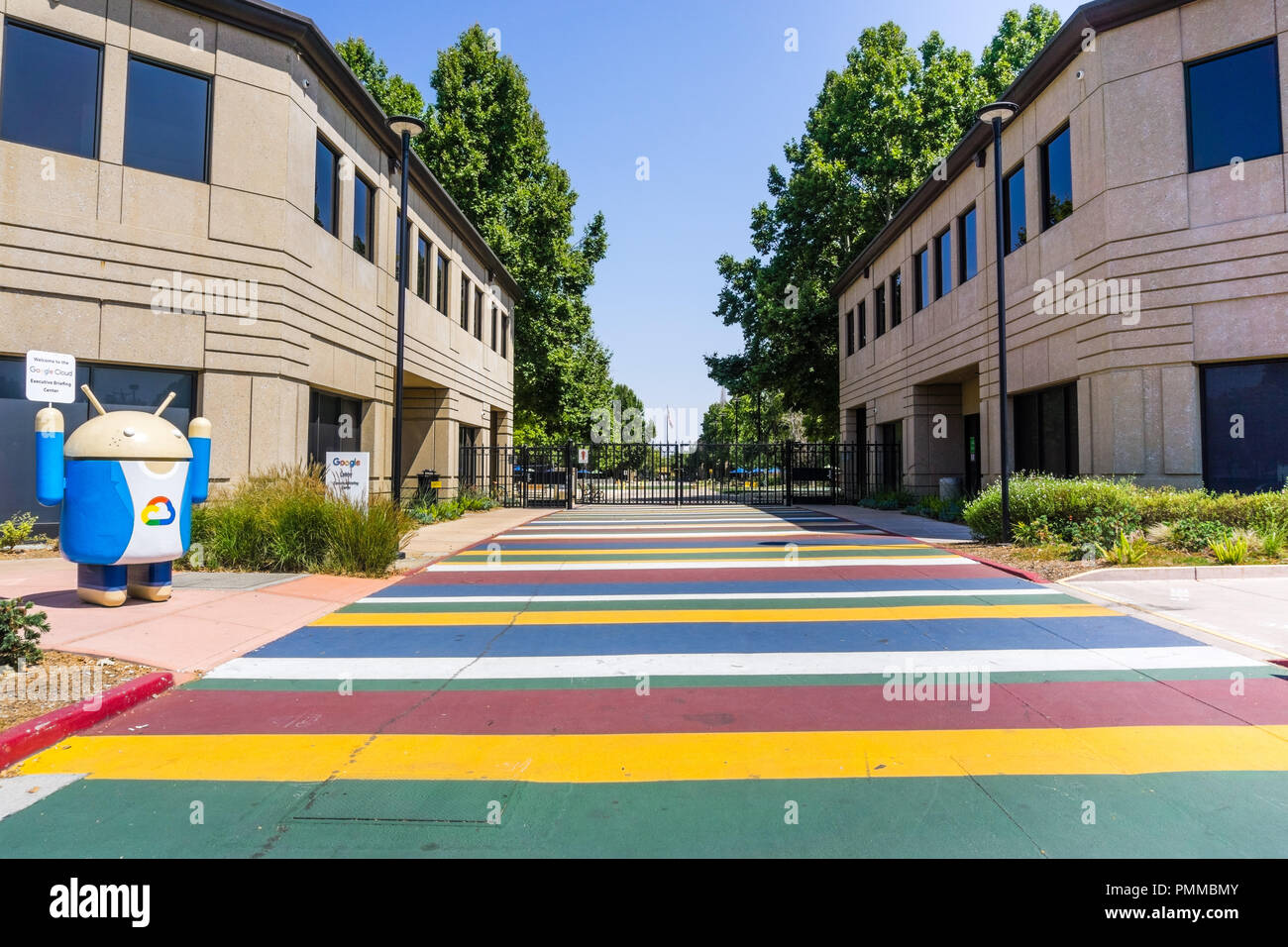 Agosto 9, 2018 Mountain View / CA / USA - Ingresso a uno dei campus di Google nella Silicon Valley, San Francisco Bay Area; Google statua del Cloud Foto Stock