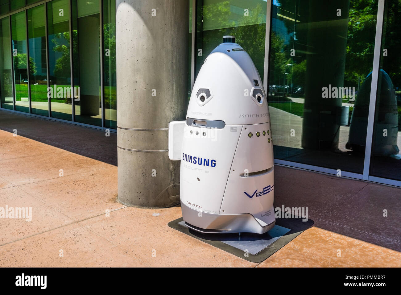 Agosto 9, 2018 Mountain View / CA / STATI UNITI D'AMERICA - Knightscope robot di sicurezza di marca con il logo Samsung ancorata al di fuori di un edificio; Silicon Valley Foto Stock