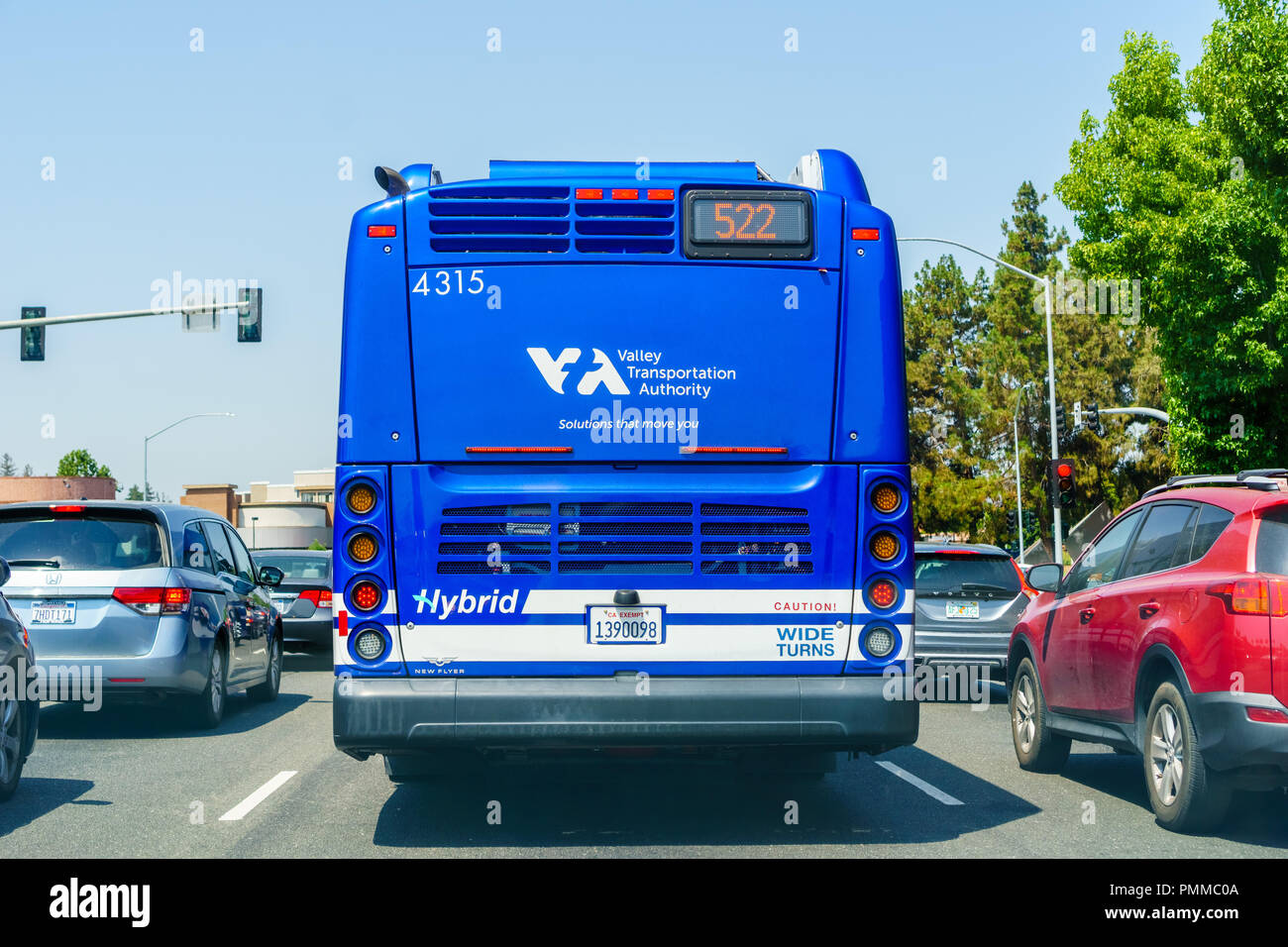 Agosto 13, 2018 Sunnyvale / CA / STATI UNITI D'AMERICA - VTA (Santa Clara Valley Transport Authority) Bus la guida su una strada nella parte sud di San Francisco Bay Area Foto Stock