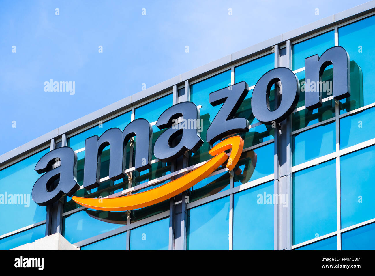 3 maggio 2018 Sunnyvale / CA / STATI UNITI D'AMERICA - logo Amazon sulla facciata di uno dei loro edifici di uffici situati nella Silicon Valley, San Francisco Bay Area Foto Stock
