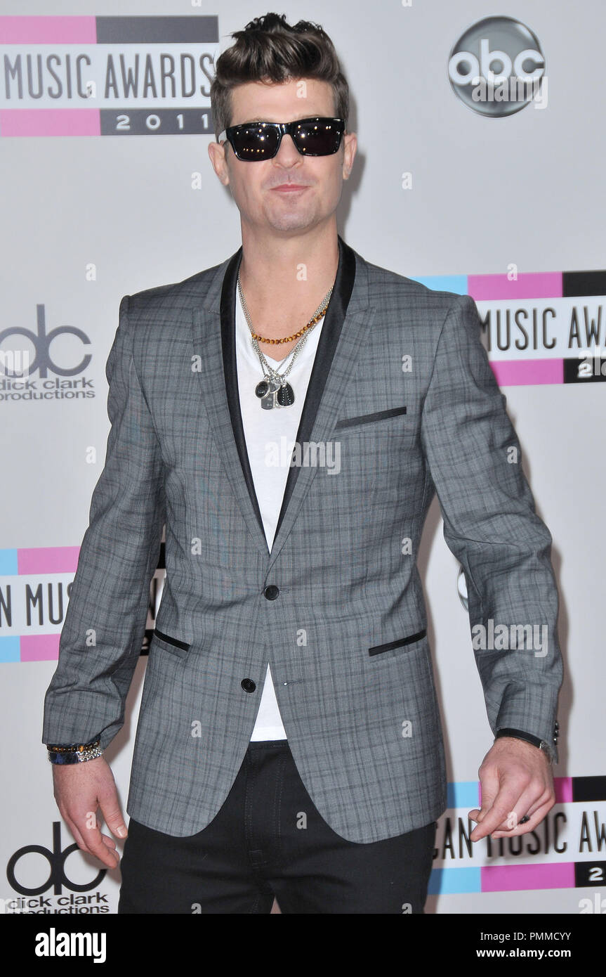 Robin Thicke presso gli arrivi del 2011 American Music Awards tenutosi presso il Nokia Theater L.A. Vive a Los Angeles, CA. La manifestazione si è svolta domenica 21 novembre 2011. Foto di PRPP / PictureLux Foto Stock