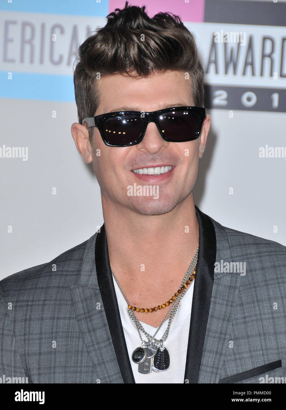 Robin Thicke presso gli arrivi del 2011 American Music Awards tenutosi presso il Nokia Theater L.A. Vive a Los Angeles, CA. La manifestazione si è svolta domenica 21 novembre 2011. Foto di PRPP / PictureLux Foto Stock
