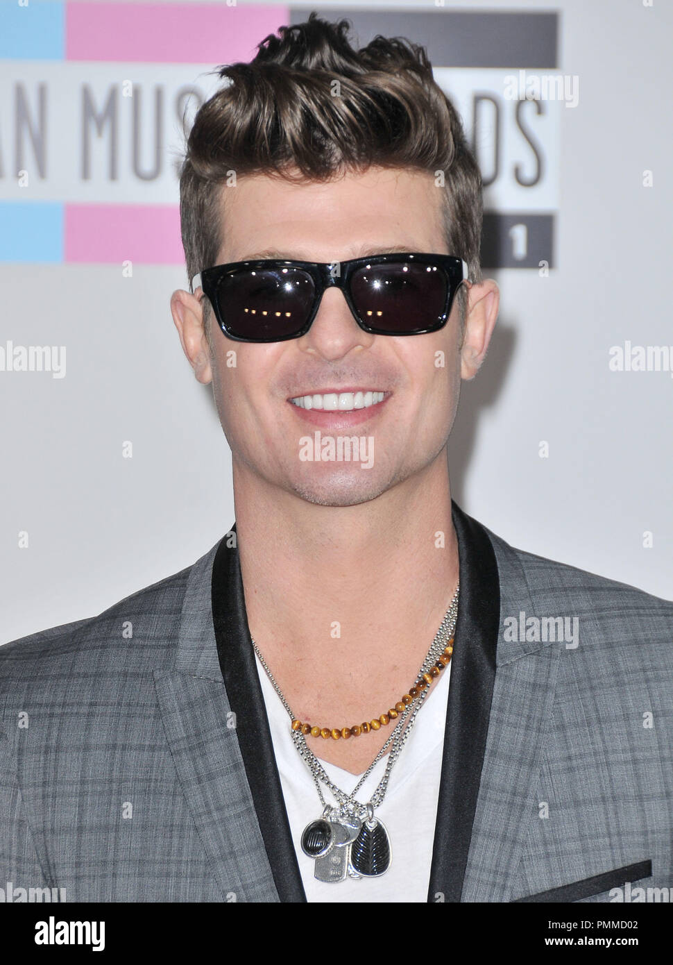 Robin Thicke presso gli arrivi del 2011 American Music Awards tenutosi presso il Nokia Theater L.A. Vive a Los Angeles, CA. La manifestazione si è svolta domenica 21 novembre 2011. Foto di PRPP / PictureLux Foto Stock