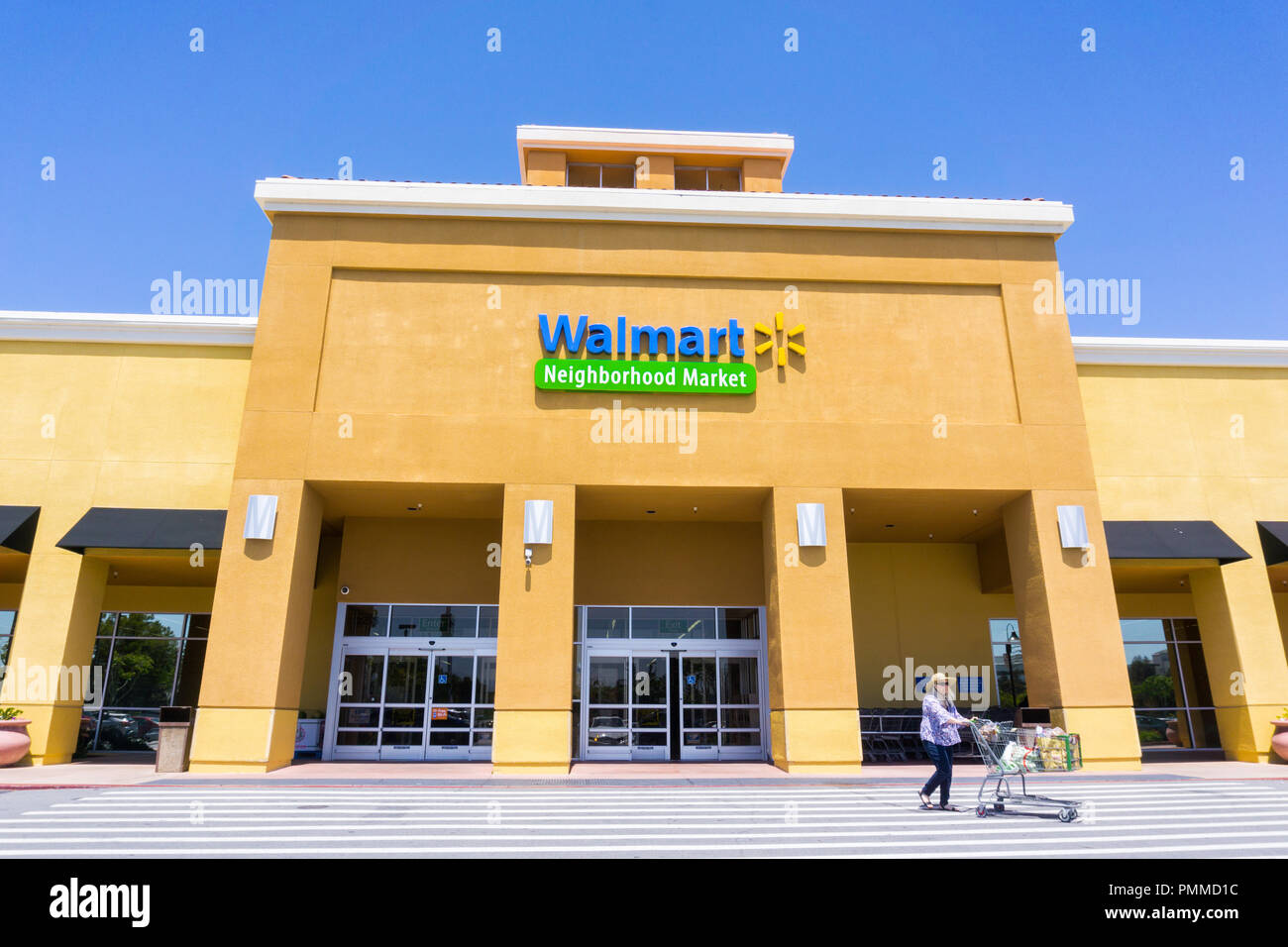 3 maggio 2018 Santa Clara / CA / STATI UNITI D'AMERICA - Walmart Neighborhood market store ingresso in una giornata di sole, South San Francisco Bay Area Foto Stock