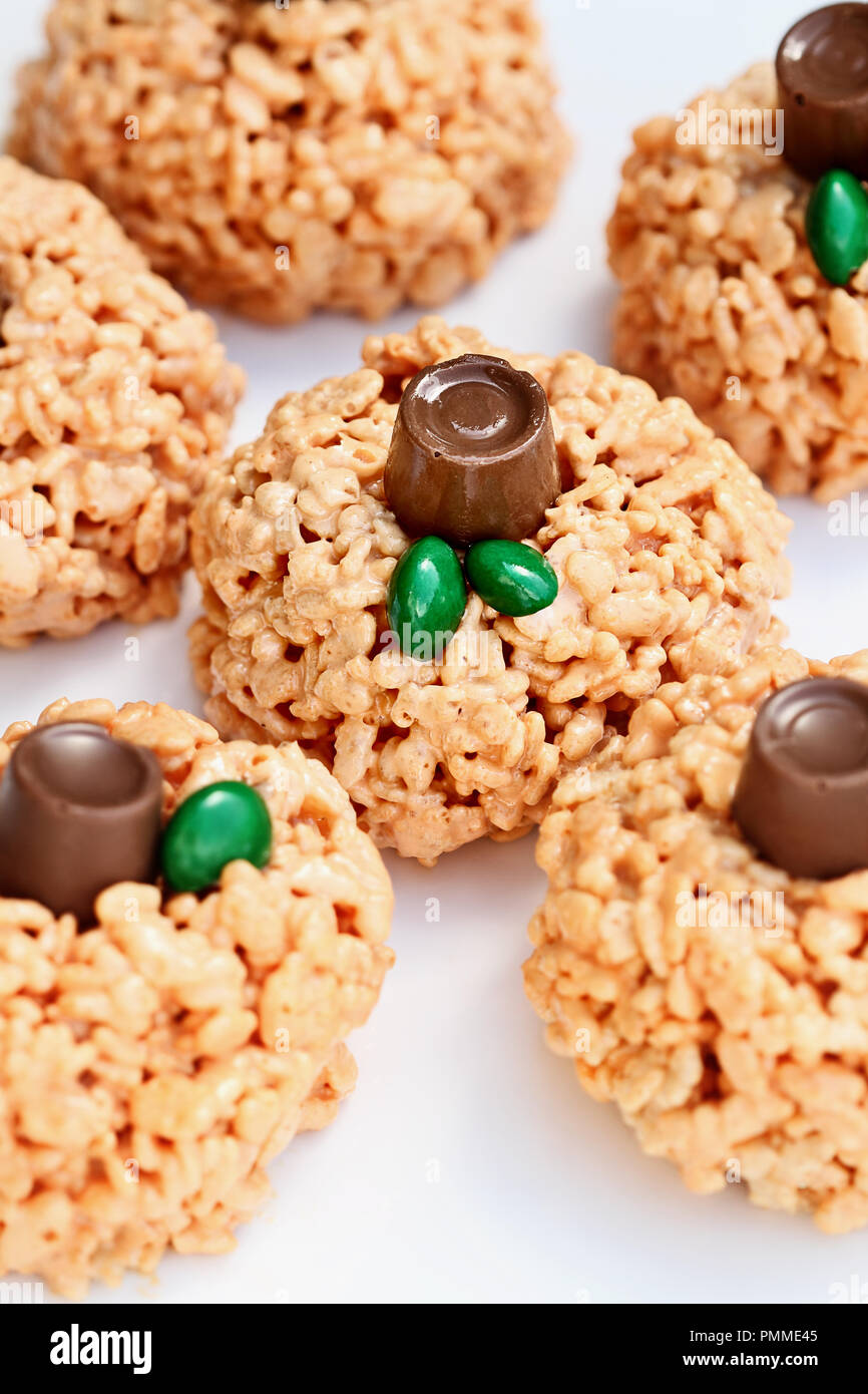 Cibo di divertimento per i bambini. Croccante di riso e marshmallow tratta in forma di mini zucche di Halloween. Foto Stock