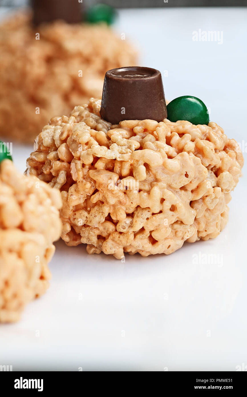 Cibo di divertimento per i bambini. Croccante di riso e marshmallow tratta in forma di mini zucche di Halloween. Foto Stock