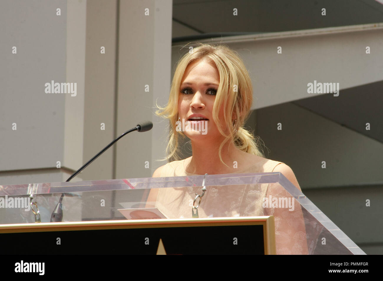 Carrie Underwood all'Hollywood Camera di Commercio cerimonia in onore di Simon Fuller con una stella sulla Hollywood Walk of Fame in Hollywood, CA, 23 maggio 2011. Foto di Joe Martinez / PictureLux Foto Stock