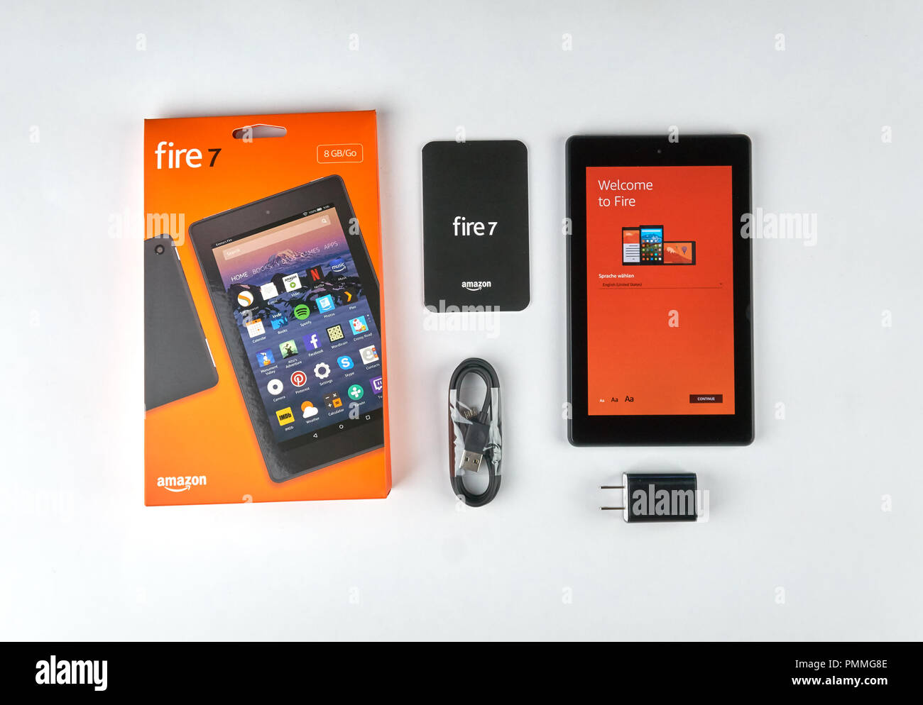 MONTREAL, Canada - 8 Settembre 2018: Amazon Fire Tablet con confezione aperta. Il fuoco Tablet è un tablet PC sviluppato da Amazon.com Foto Stock