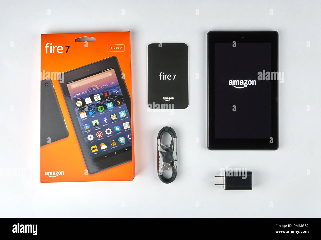 MONTREAL, Canada - 8 Settembre 2018: Amazon Fire Tablet con confezione aperta. Il fuoco Tablet è un tablet PC sviluppato da Amazon.com Foto Stock