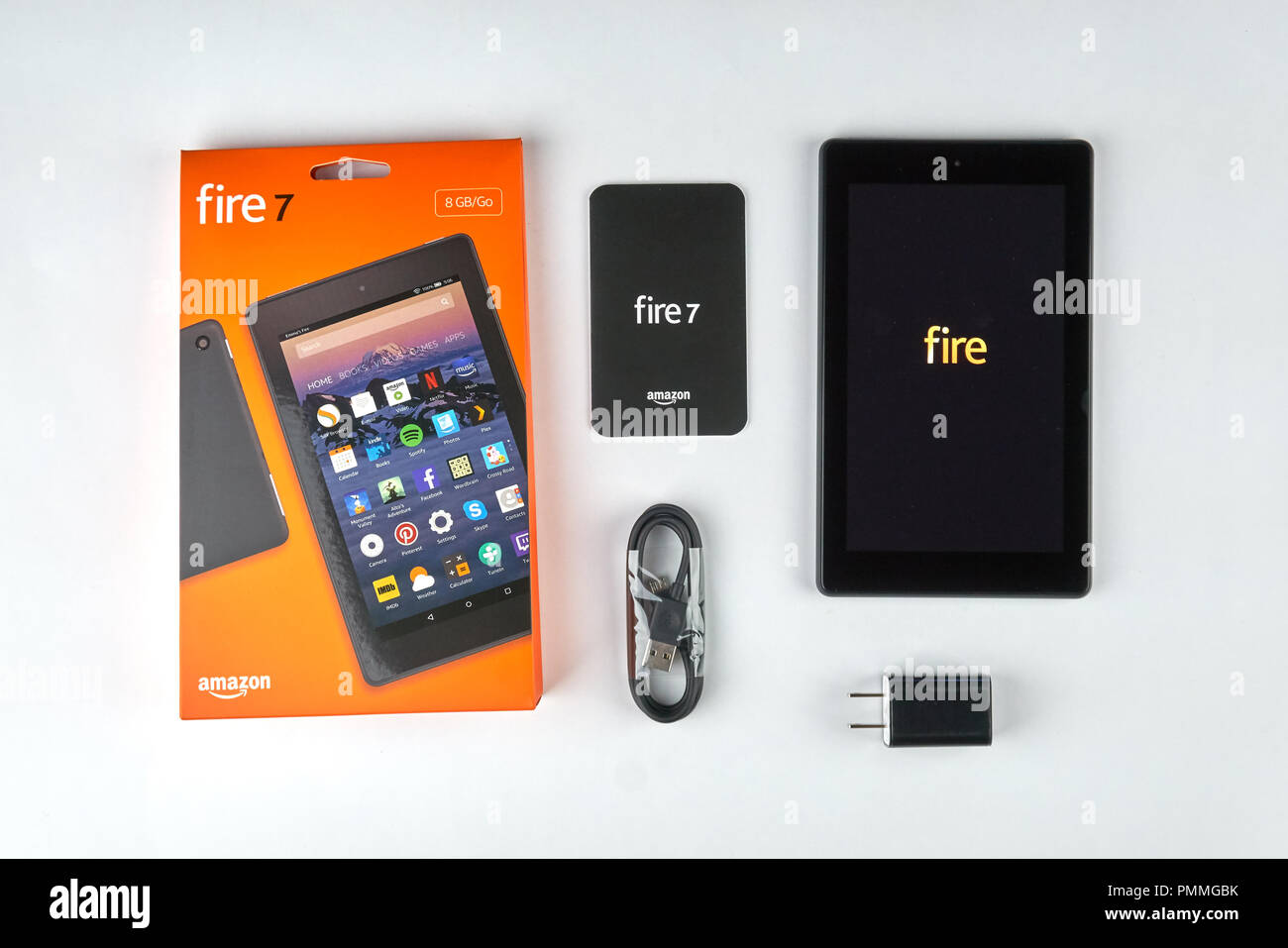 MONTREAL, Canada - 8 Settembre 2018: Amazon Fire Tablet con confezione aperta. Il fuoco Tablet è un tablet PC sviluppato da Amazon.com Foto Stock