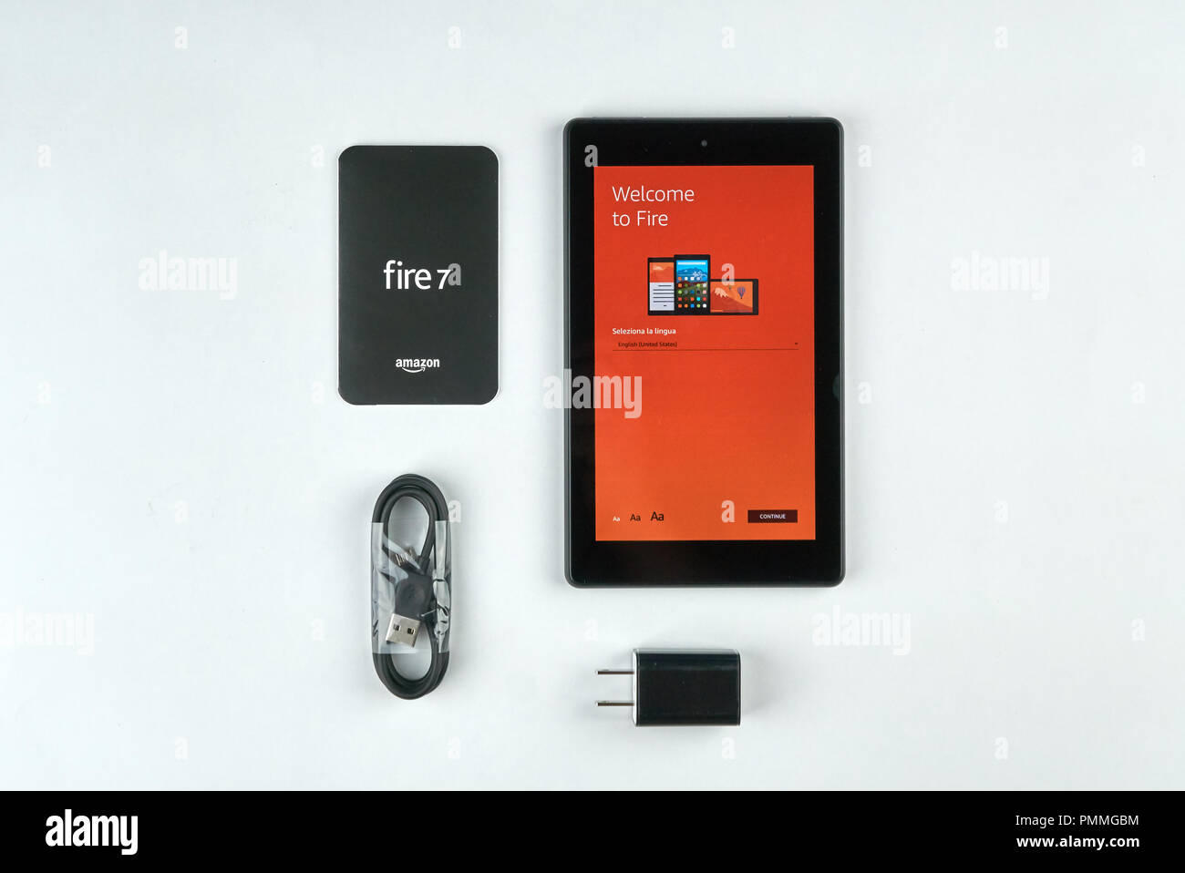 MONTREAL, Canada - 8 Settembre 2018: Amazon Fire Tablet con confezione aperta. Il fuoco Tablet è un tablet PC sviluppato da Amazon.com Foto Stock