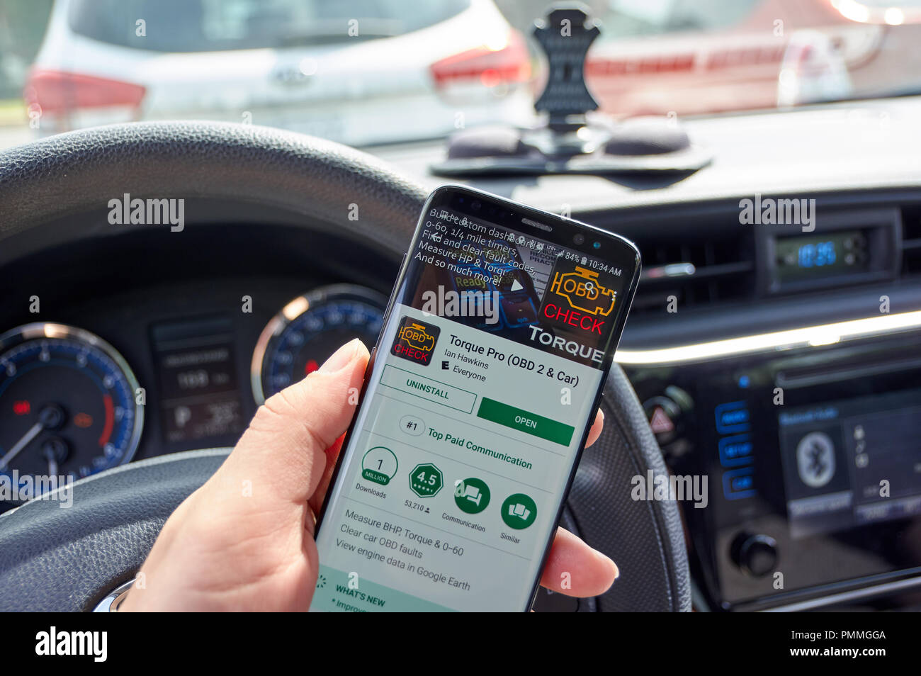 MONTREAL, Canada - 10 agosto 2018: Coppia Pro app android in un'auto. La coppia di serraggio è una vettura prestazioni, lo strumento di diagnostica e lo scanner che utilizza un OBD II Blu Foto Stock