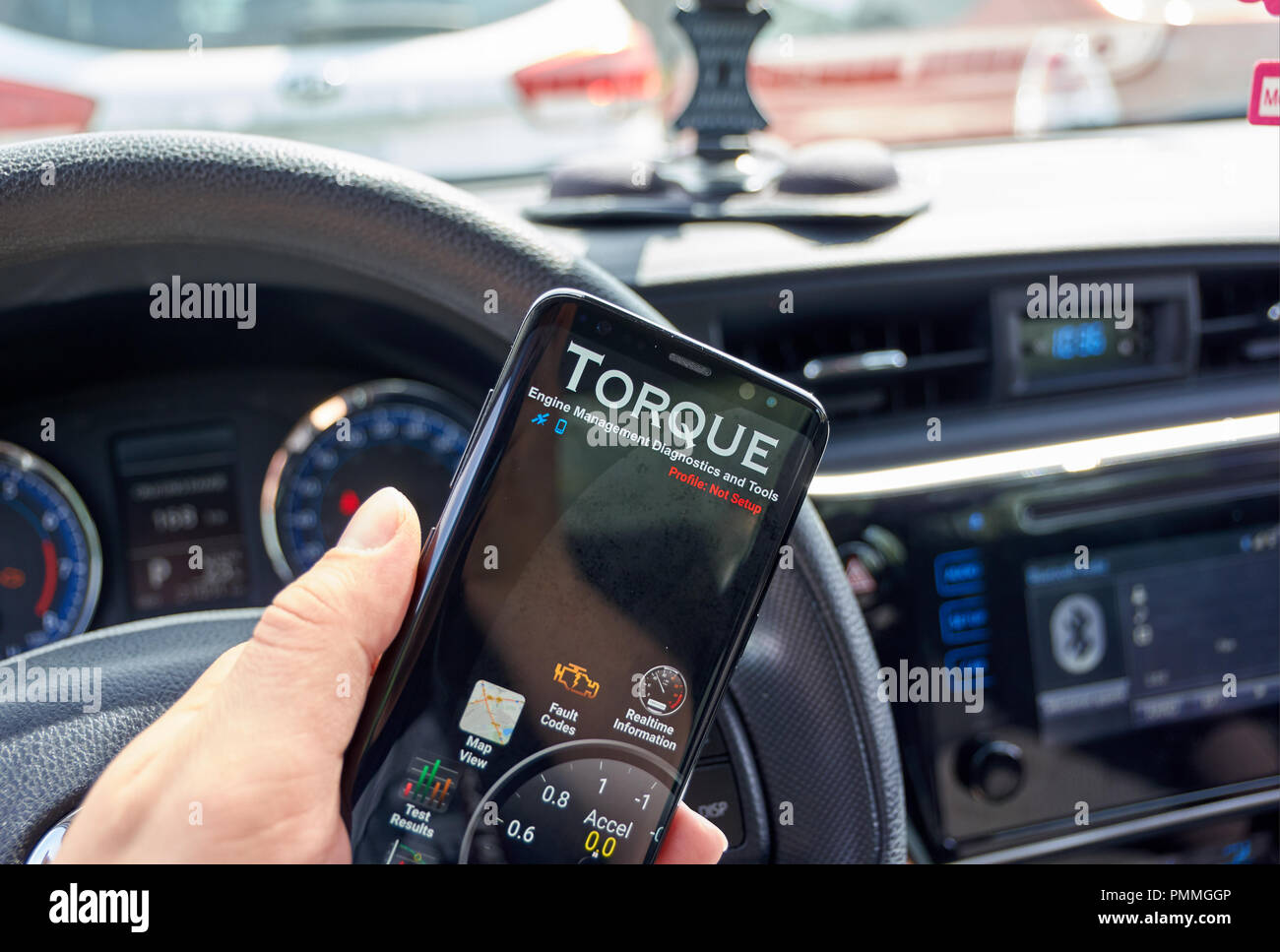 MONTREAL, Canada - 10 agosto 2018: Coppia Pro app android in un'auto. La coppia di serraggio è una vettura prestazioni, lo strumento di diagnostica e lo scanner che utilizza un OBD II Blu Foto Stock