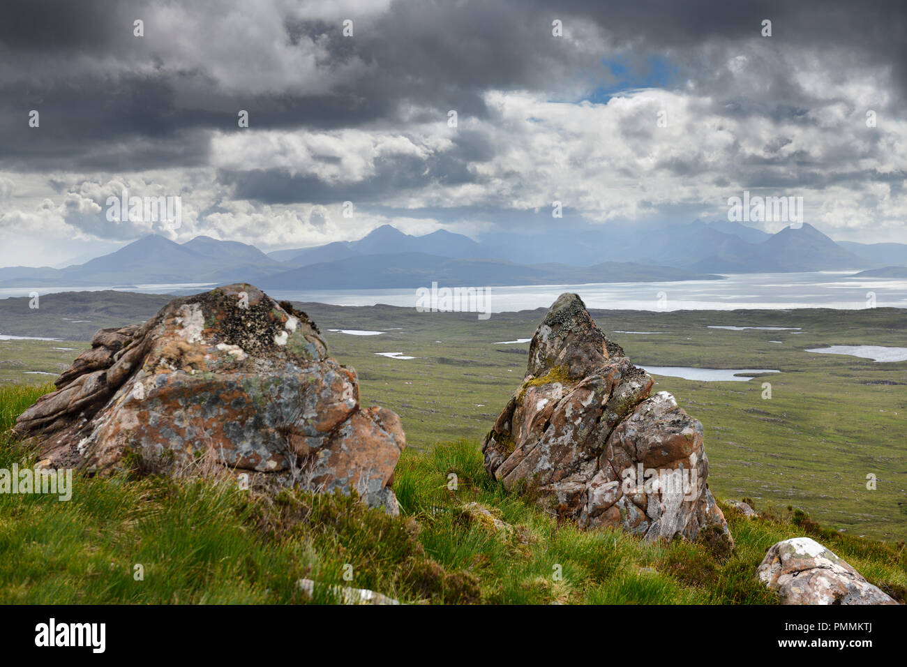 Il Lichen incrostati di rocce a picco il suono interno di Scalpay Island e il Cuillin Hills montagne Isola di Skye Highlands scozzesi Scozia Scotland Foto Stock