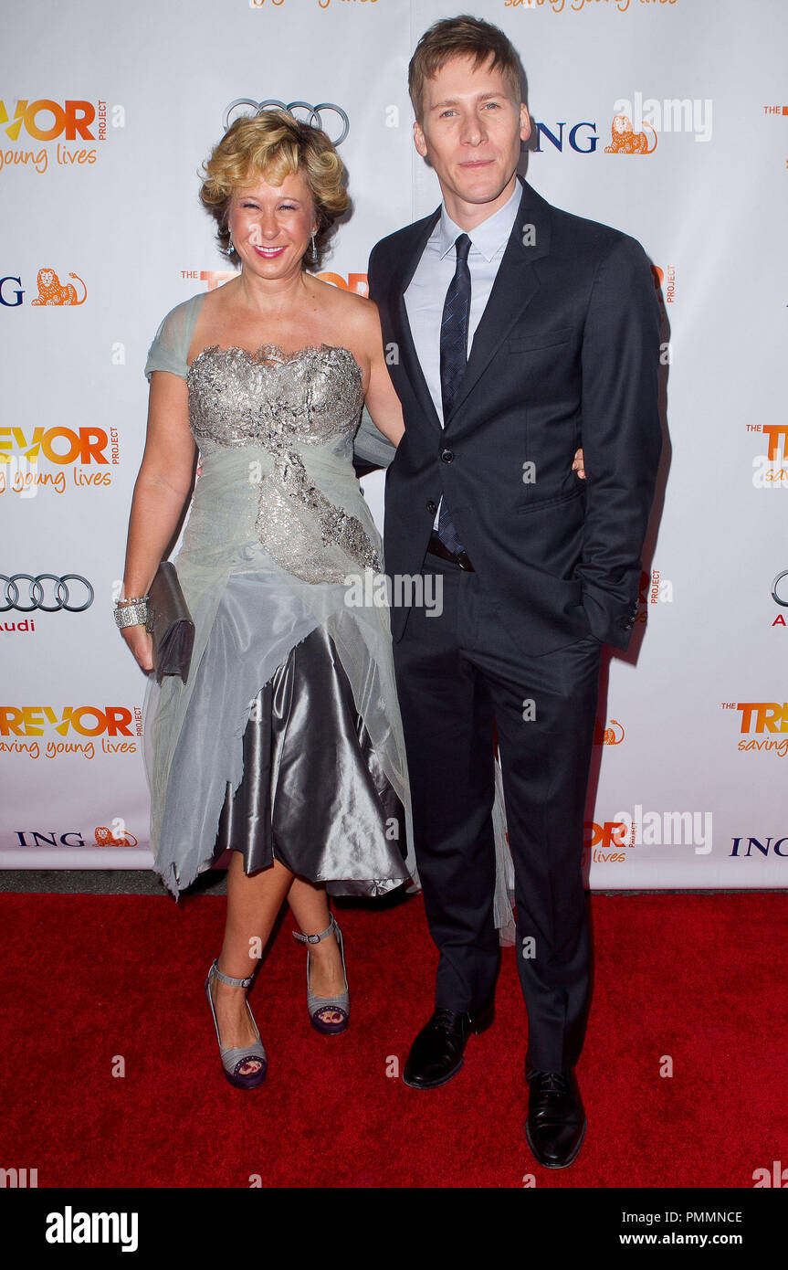 Yeardley Smith & Dustin Lance Black alla Trevor del progetto 2011 Trevor Live! Tenuto presso la Hollywood Palladium in Hollywood, CA. La manifestazione si è svolta domenica 4 dicembre, 2011. Foto di Eden Ari/ PRPP/ PictureLux Foto Stock