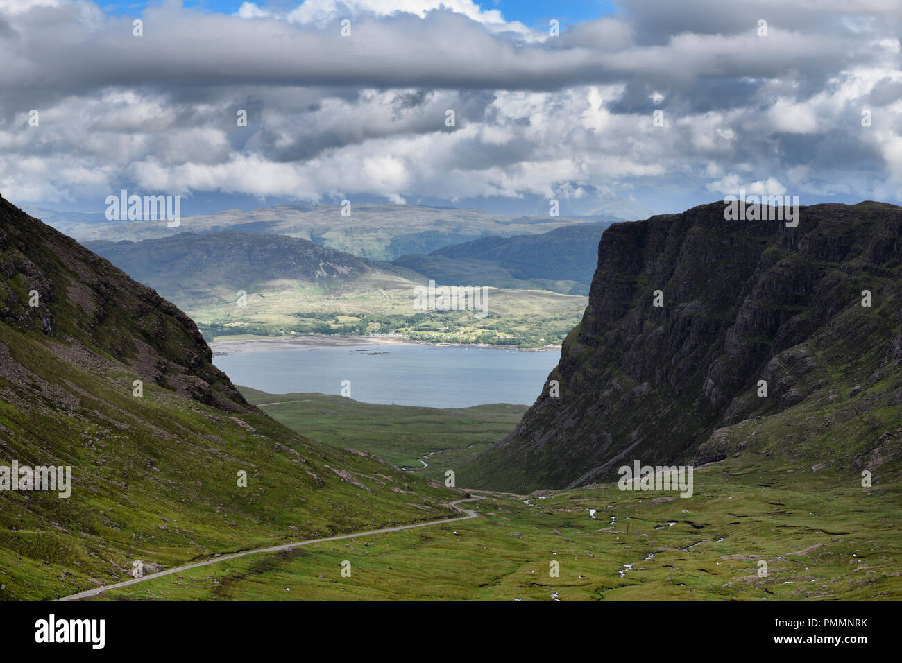 Road fino a Bealach na Ba mountain pass con il Loch Kishorn e Sgurr un Chaorachain e Meall Gorm montagne nelle Highlands scozzesi Scotland Regno Unito Foto Stock
