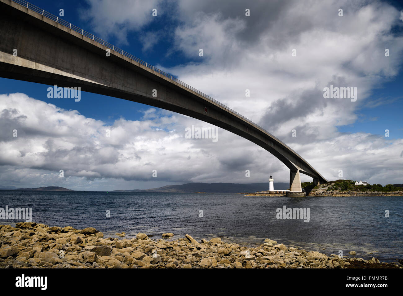 Skye Bridge a Isola di Skye su Kyle Akin stretto dal suono interno a Loch Alsh e divieto di Eilean isola bianca con faro di Kyleakin Scozia Scotland Foto Stock