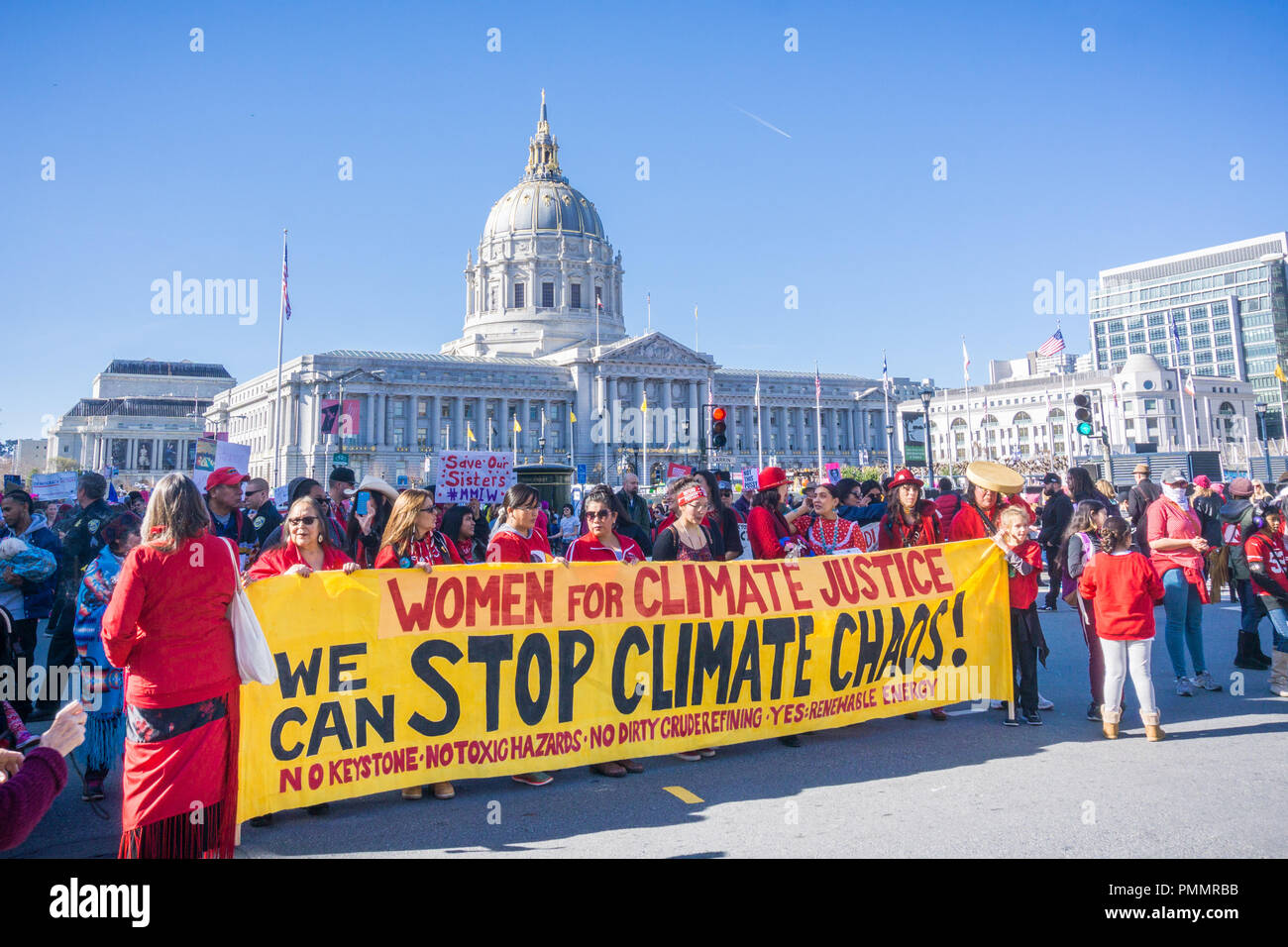Gennaio 20, 2018 San Francisco / CA / STATI UNITI D'AMERICA - 'Stop il cambiamento climatico" banner visualizzato in donne di marzo si svolge nel Centro Civico Plaza Foto Stock